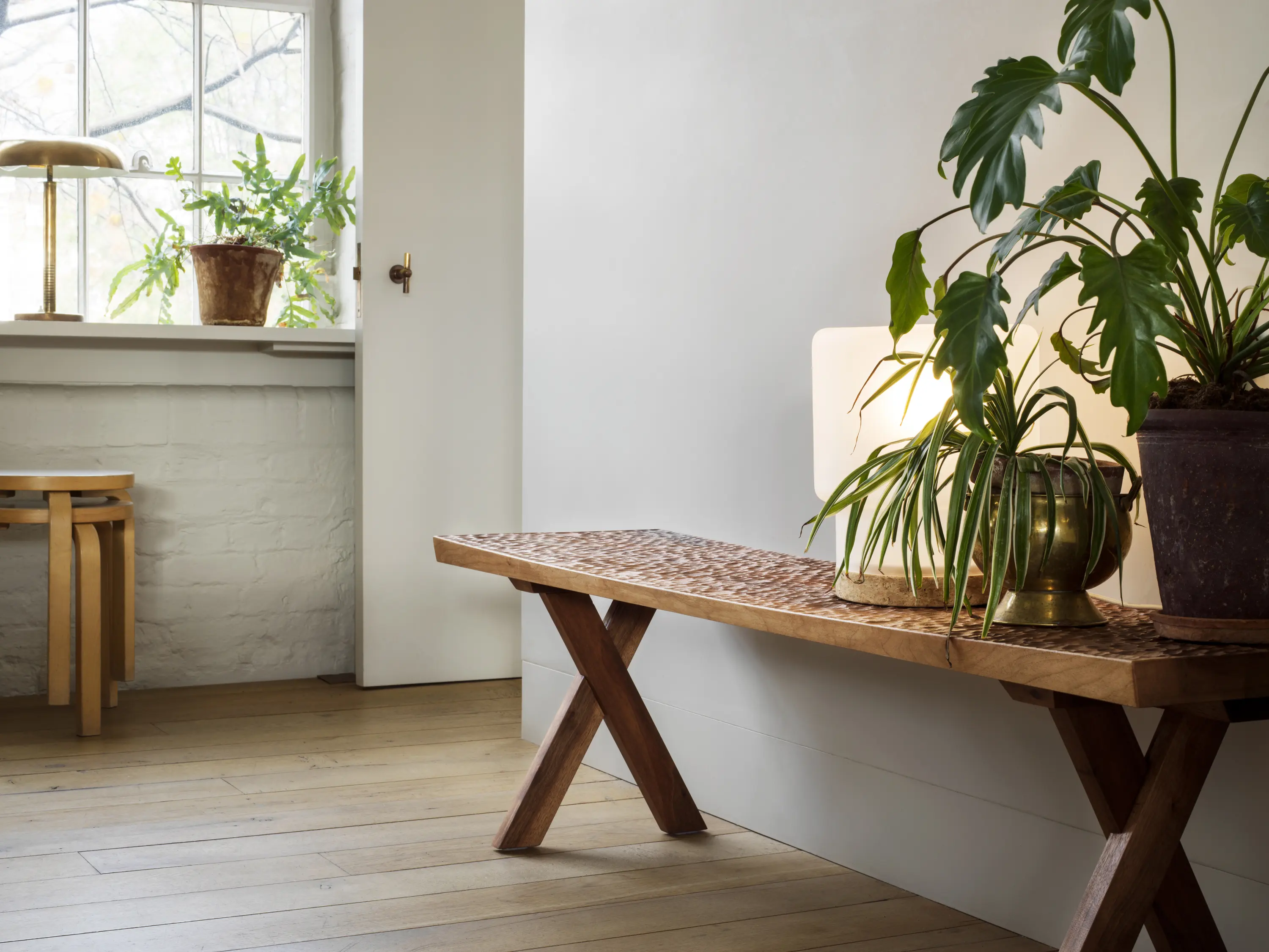 Zanat - Touch Bench with wood legs