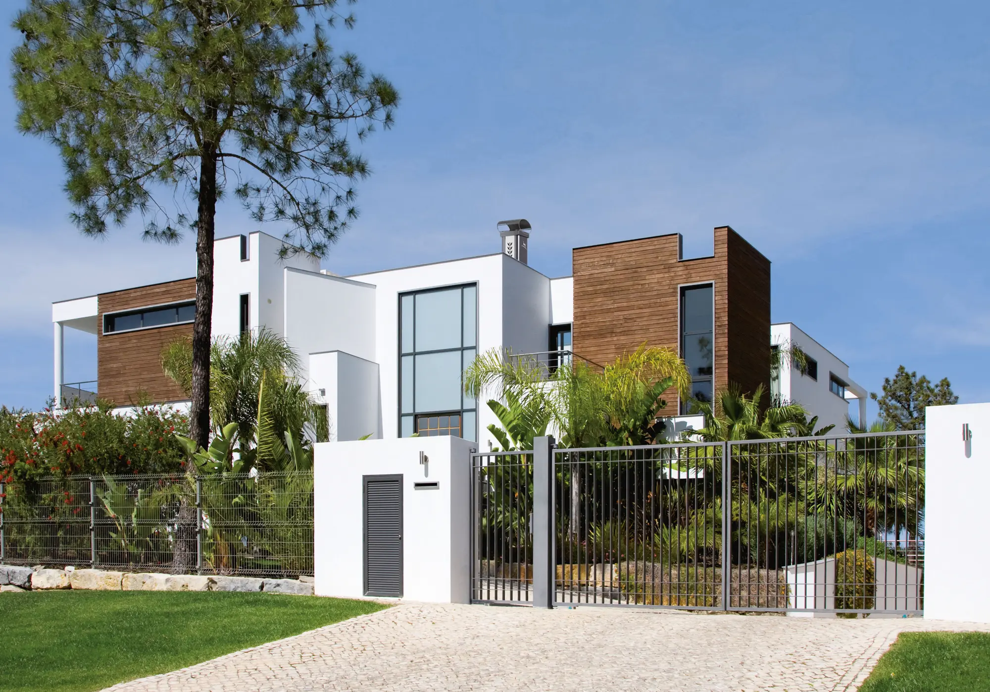 Poujoulat - Luminance Graphinox chimney stack