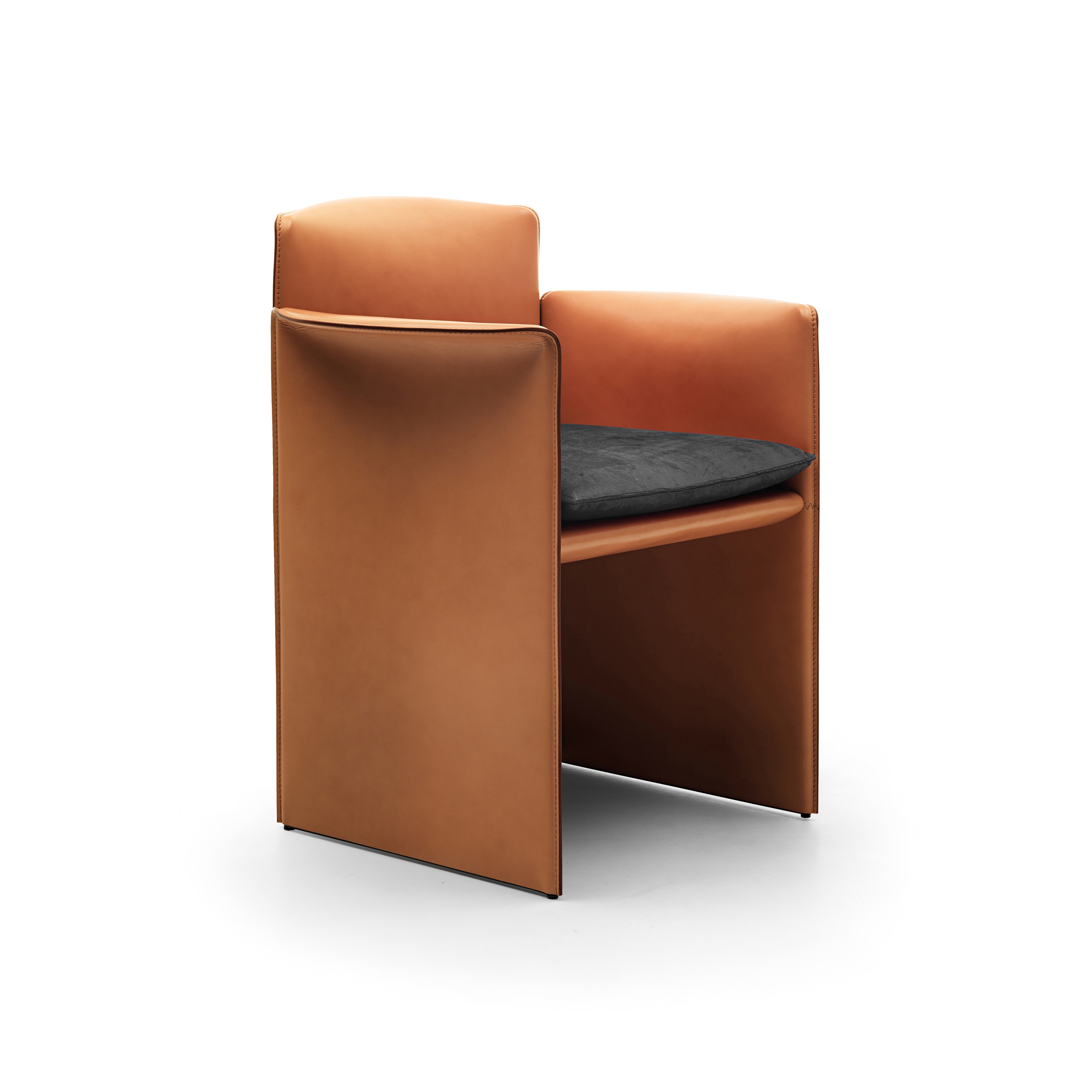Display product "O" small armchair from manufacturer Eponimo