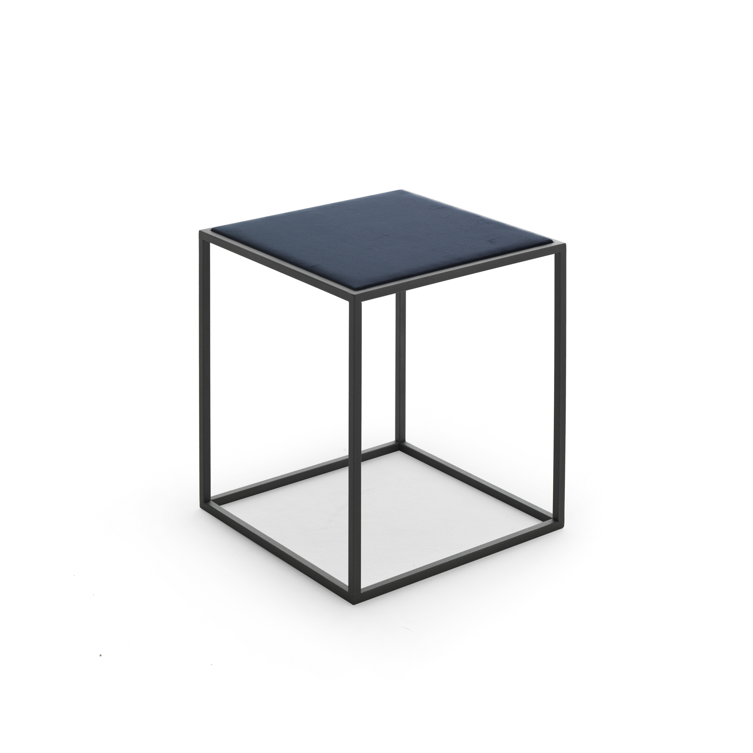 Display product Gotham side table low from manufacturer Eponimo