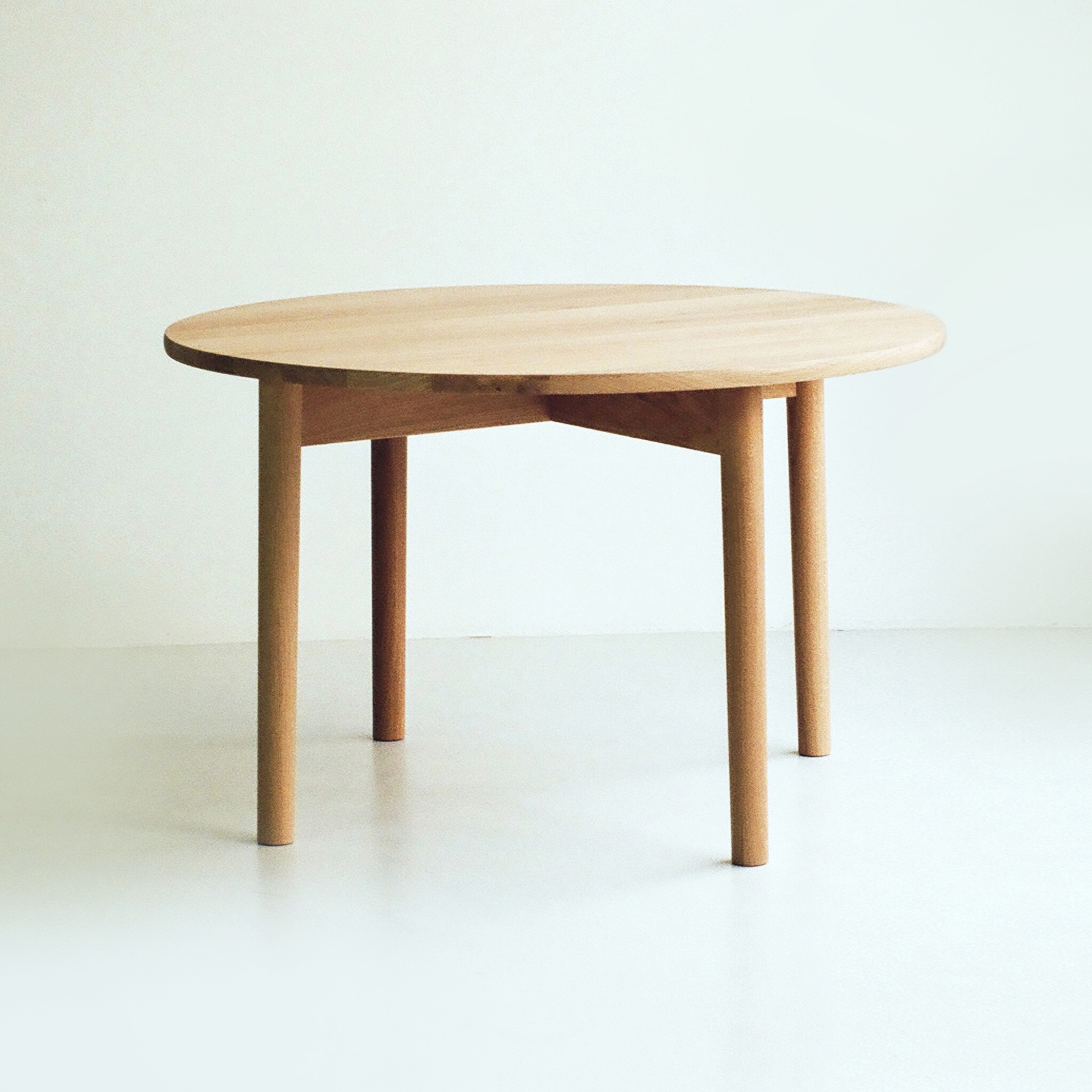 Mostra il prodotto Oak Dining Table (round) del produttore Bautier