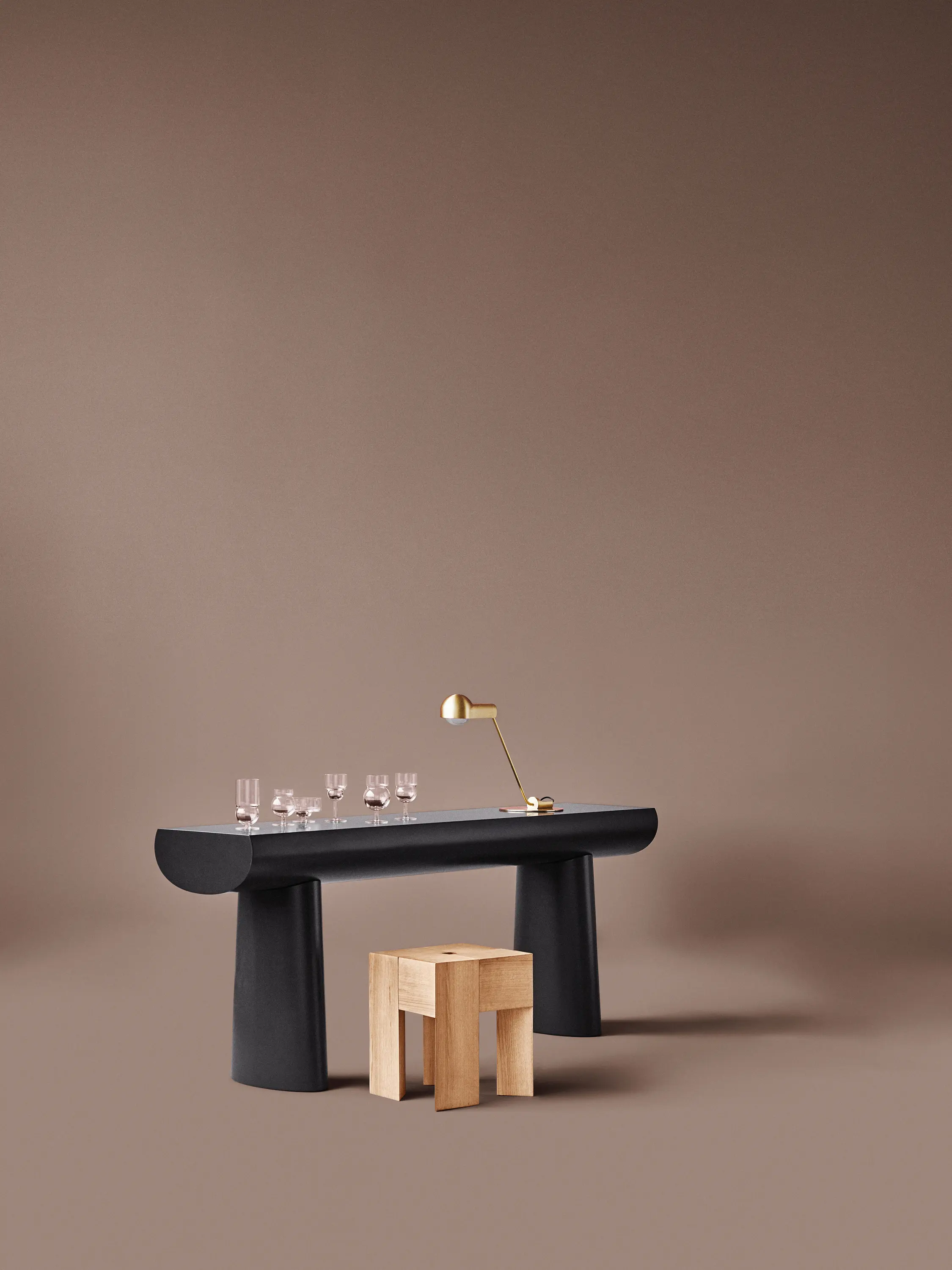 Karakter - Console Table