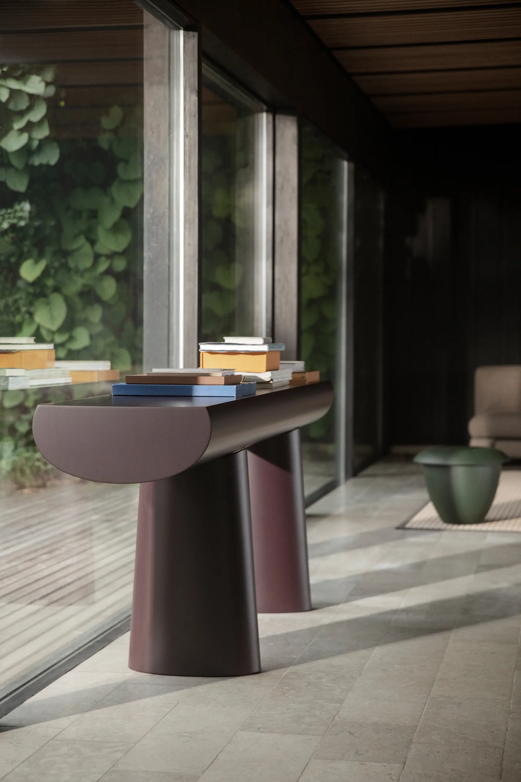 Karakter - Console Table