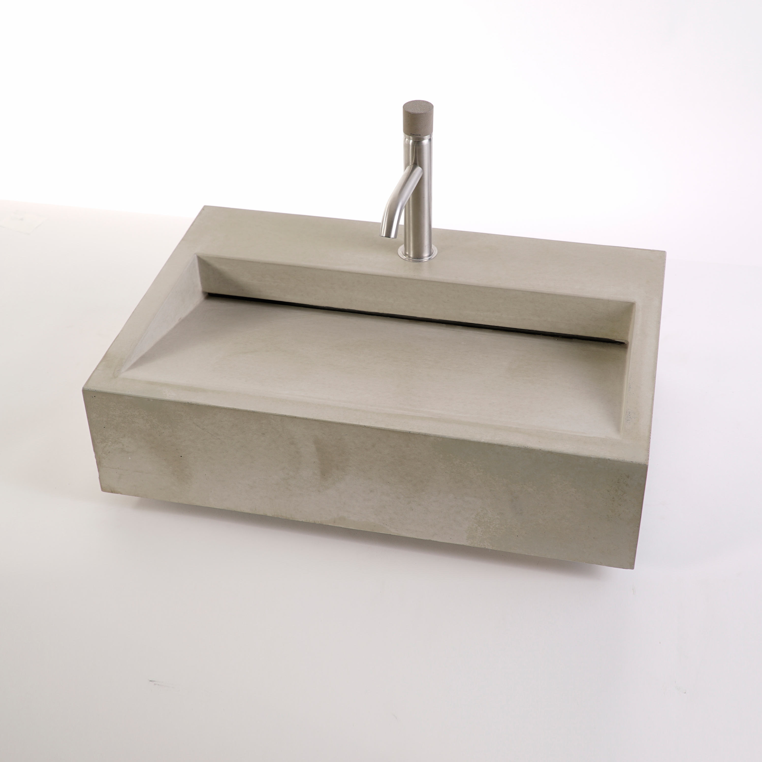 Afficher le produit dade CUNEO 60m concrete sink du fabricant Dade Design AG concrete works Beton