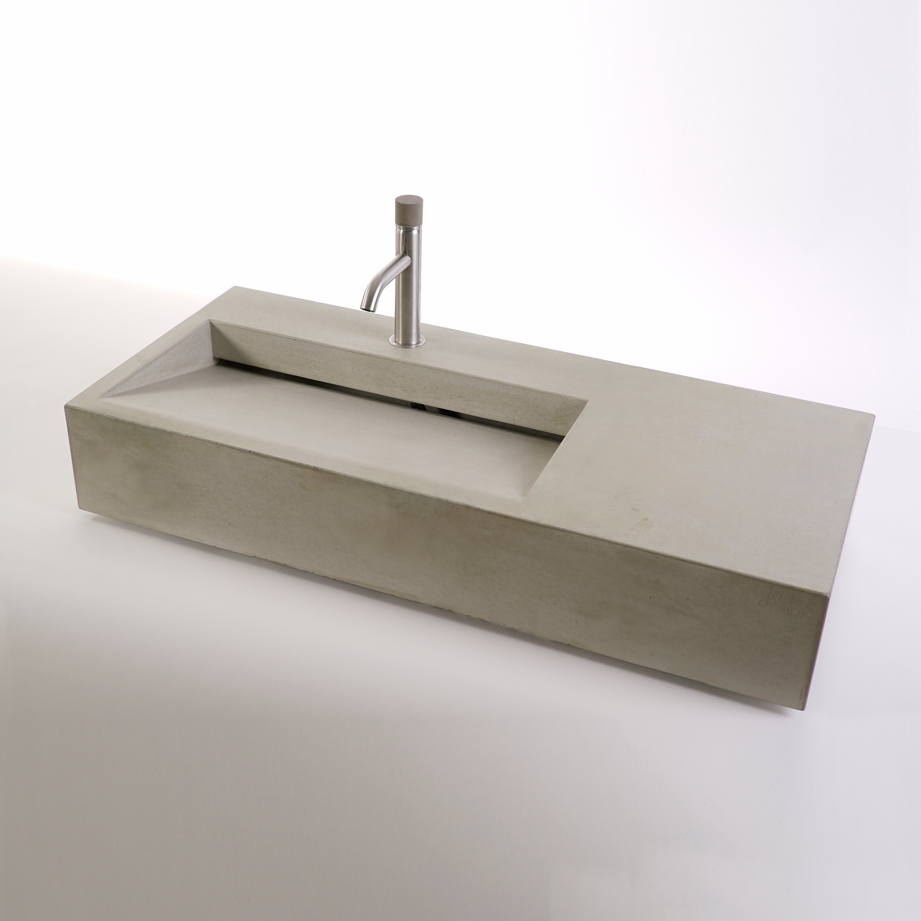 Mostra il prodotto dade CUNEO 90m lavabo cemento del produttore Dade Design AG concrete works Beton