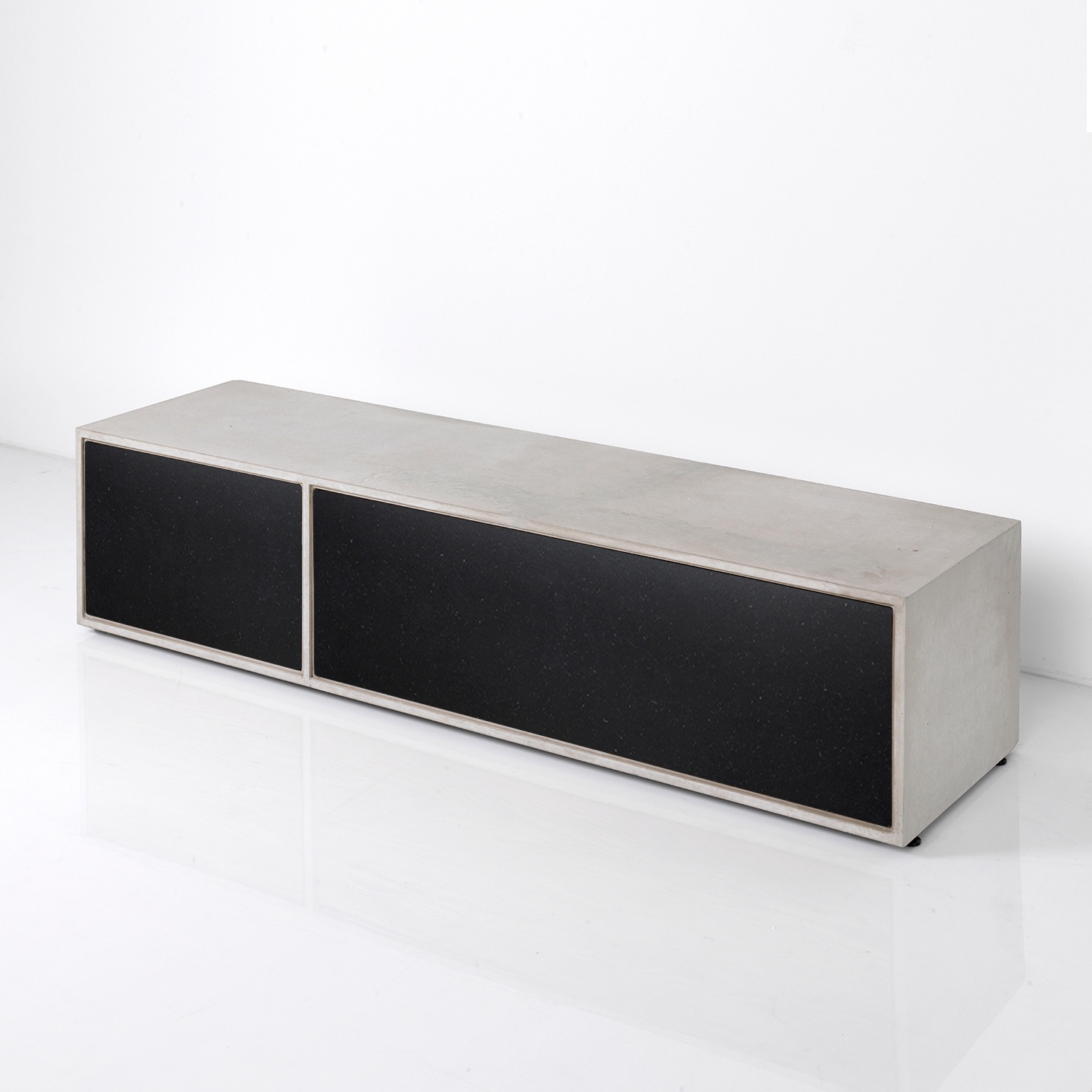 dade LOWBOARD | dade LOWBOARD black MDF / concrete