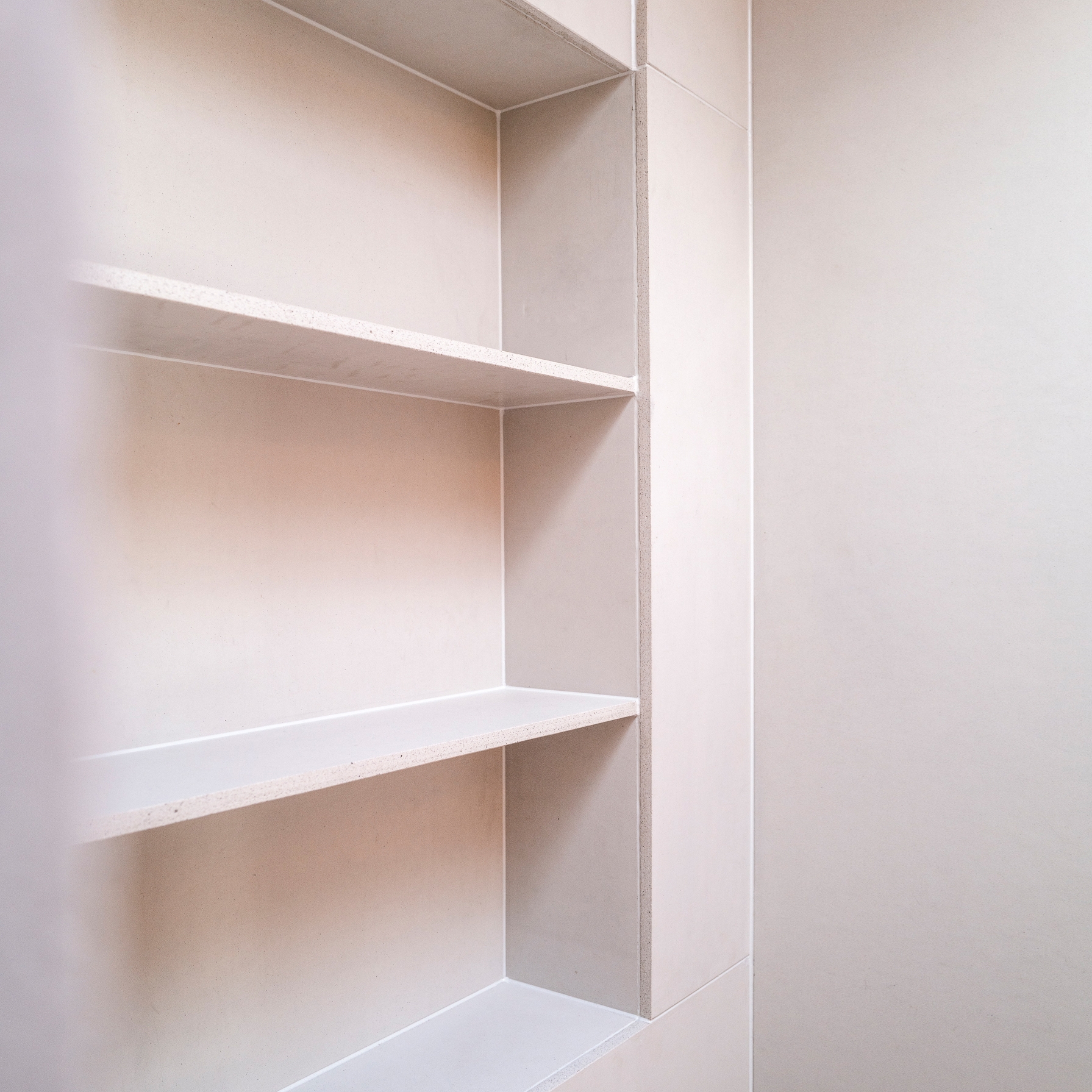 Produkt dade PANEL | dade PANEL REGAL / WC VORMAUERUNG des Herstellers Dade Design AG concrete works Beton anzeigen