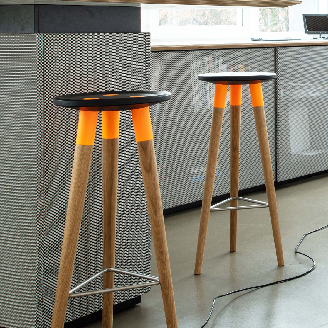 Mostra il prodotto Barstool orange oak del produttore OXIT design