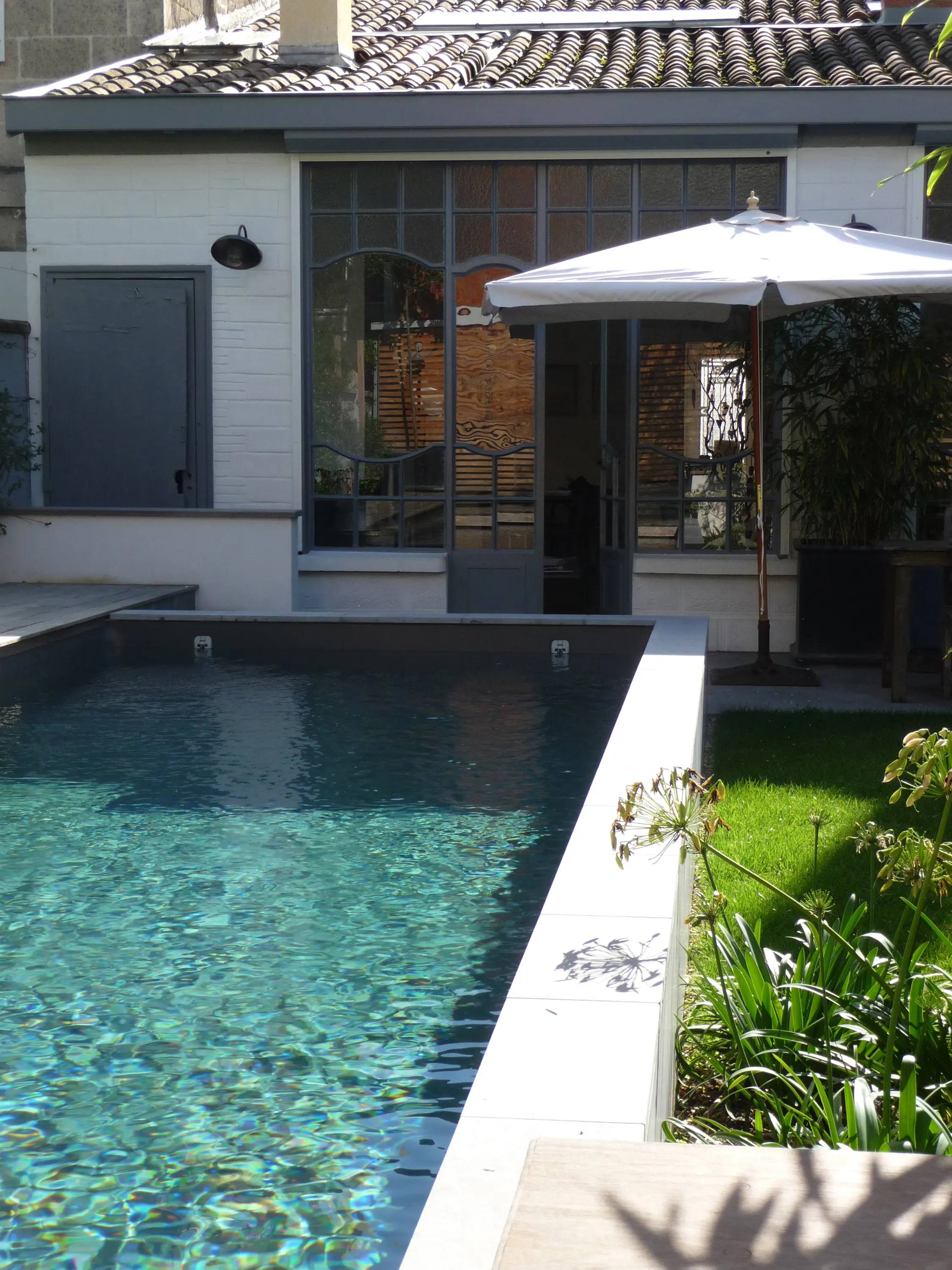Piscines Carré Bleu - Half burried pool