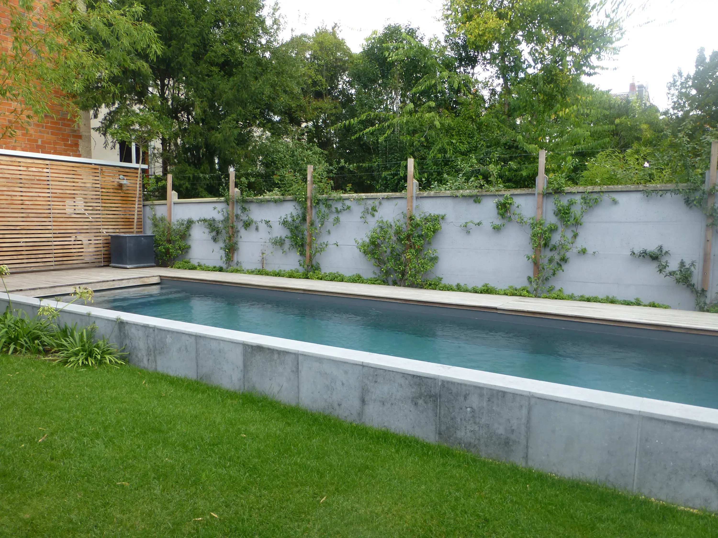Piscines Carré Bleu - Half burried pool