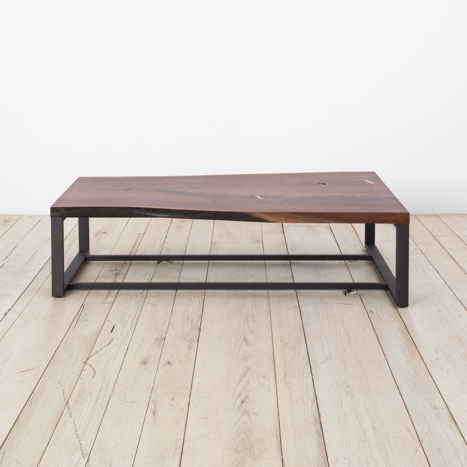Mostra il prodotto Slab Coffee Table del produttore Uhuru Design