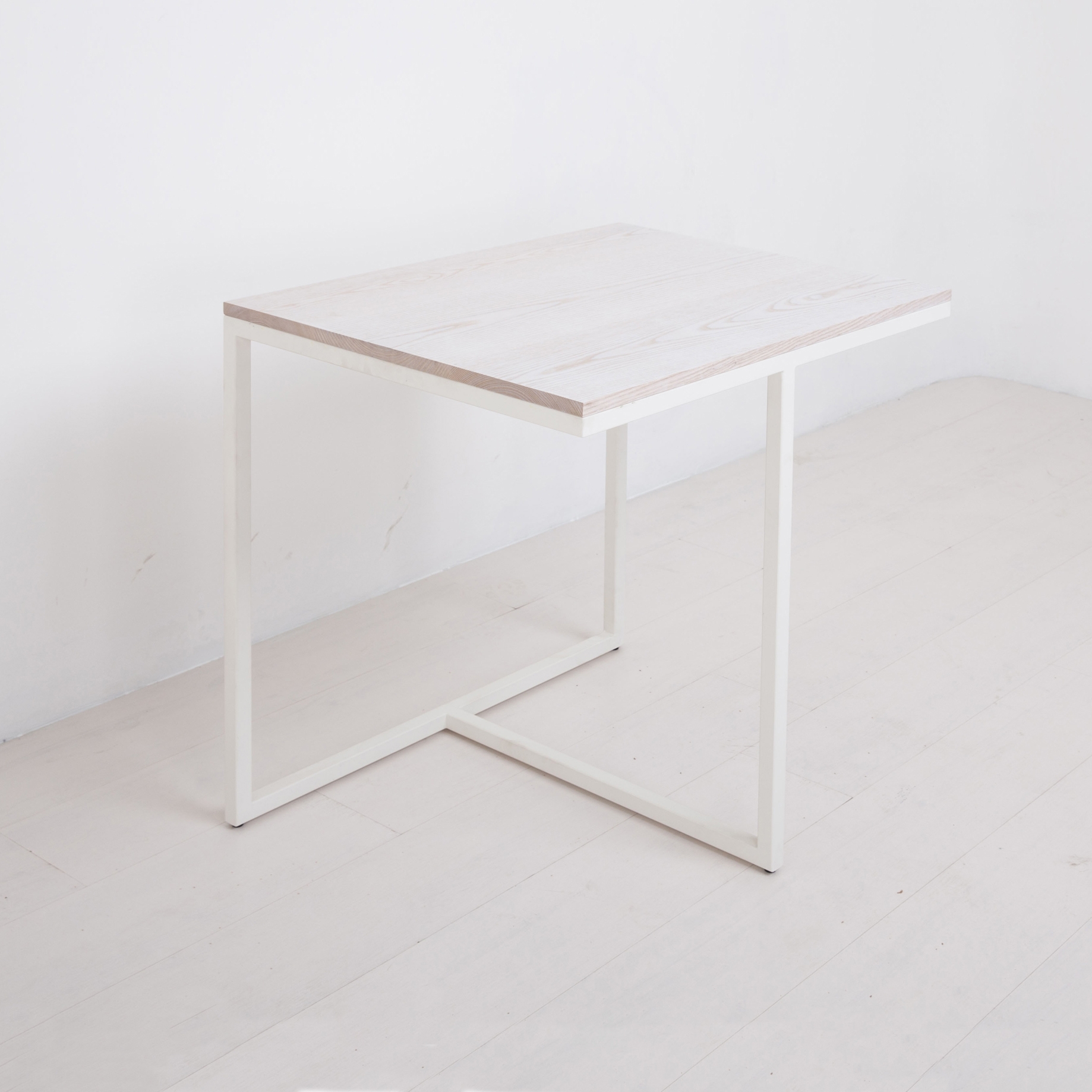 Mostra il prodotto Essentials Cafe Table del produttore Uhuru Design