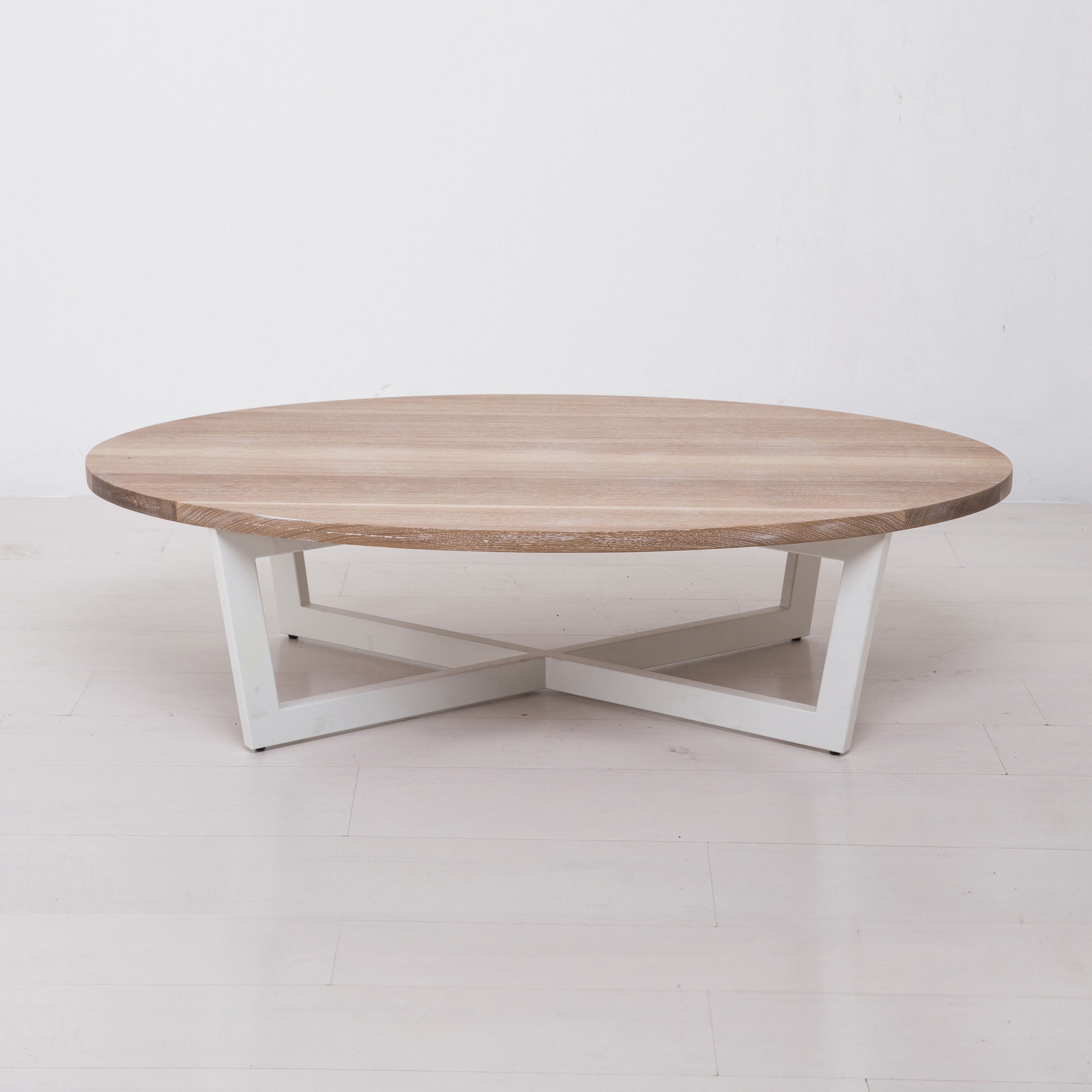 Mostra il prodotto Essentials Oval Coffee Table Large del produttore Uhuru Design
