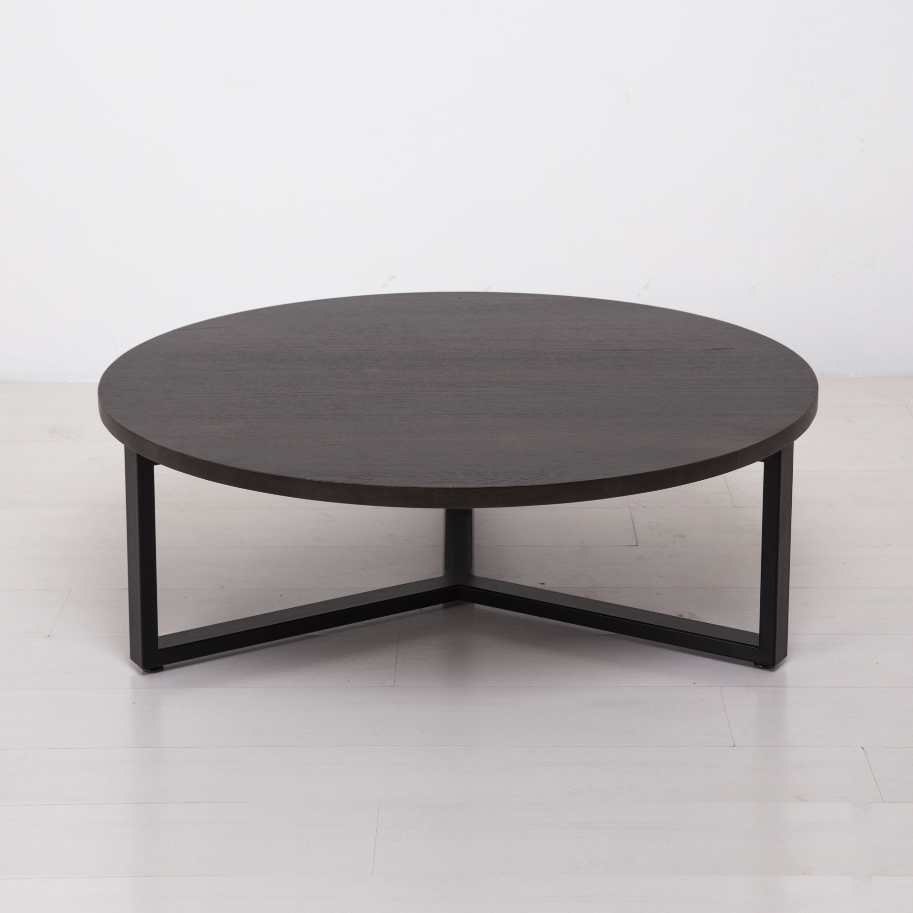 Mostra il prodotto Essentials Round Coffee Table del produttore Uhuru Design
