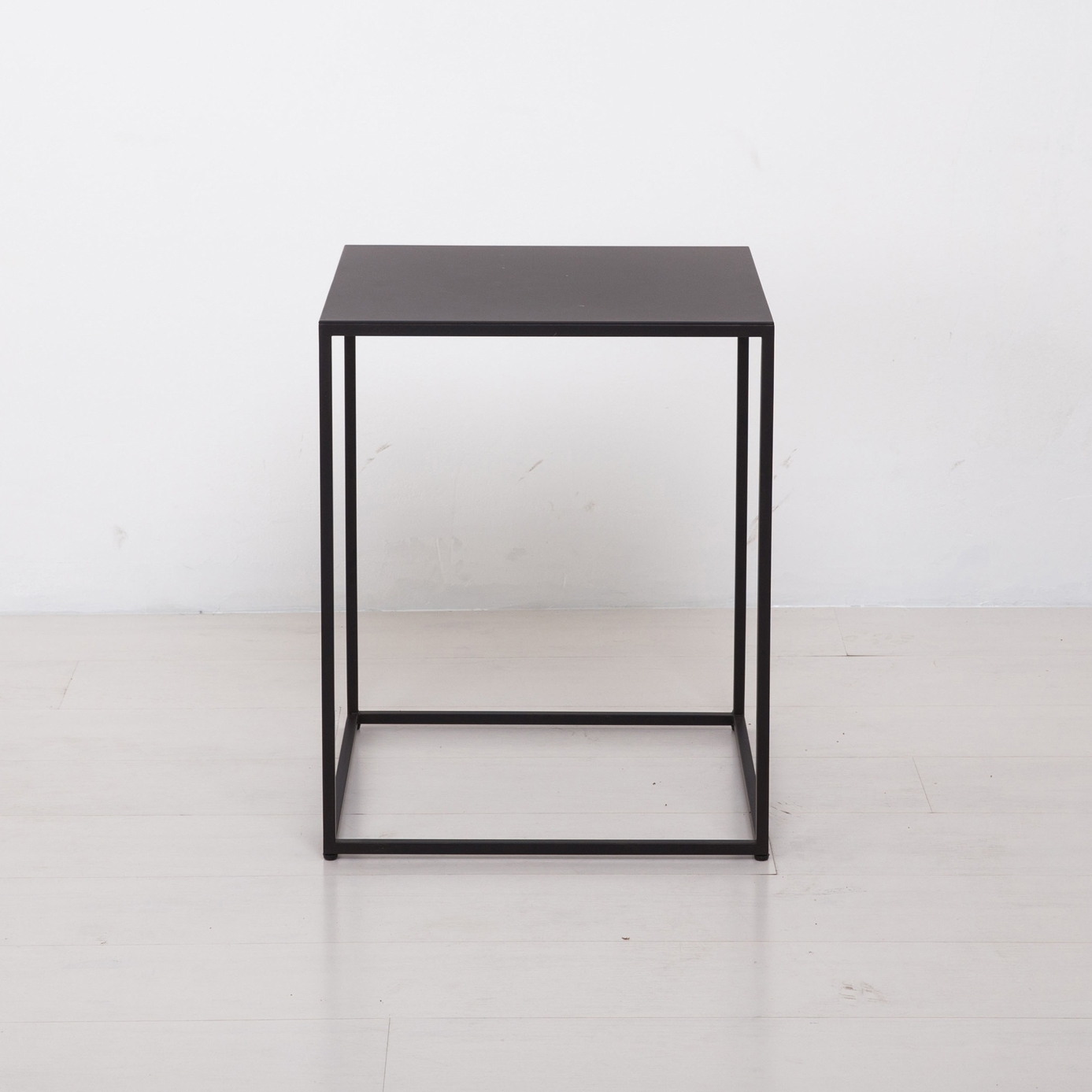 Mostra il prodotto Essentials Cube End Table del produttore Uhuru Design