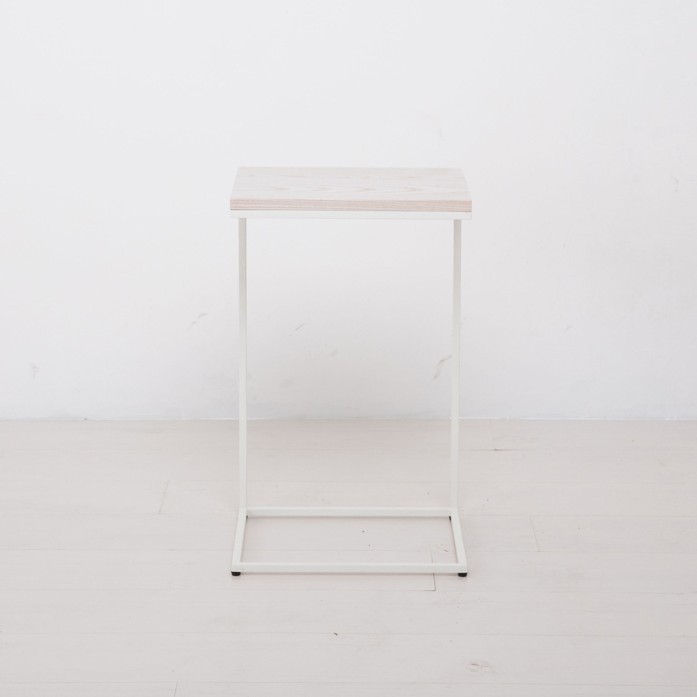 Mostra il prodotto Essentials Cut Off End Table del produttore Uhuru Design
