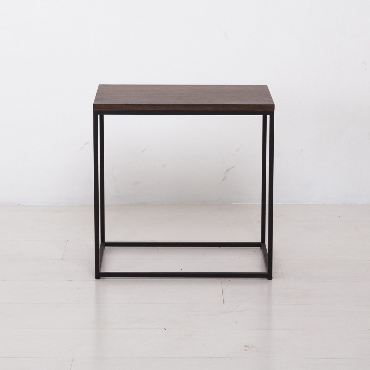 Mostra il prodotto Essentials Rectangular End Table del produttore Uhuru Design