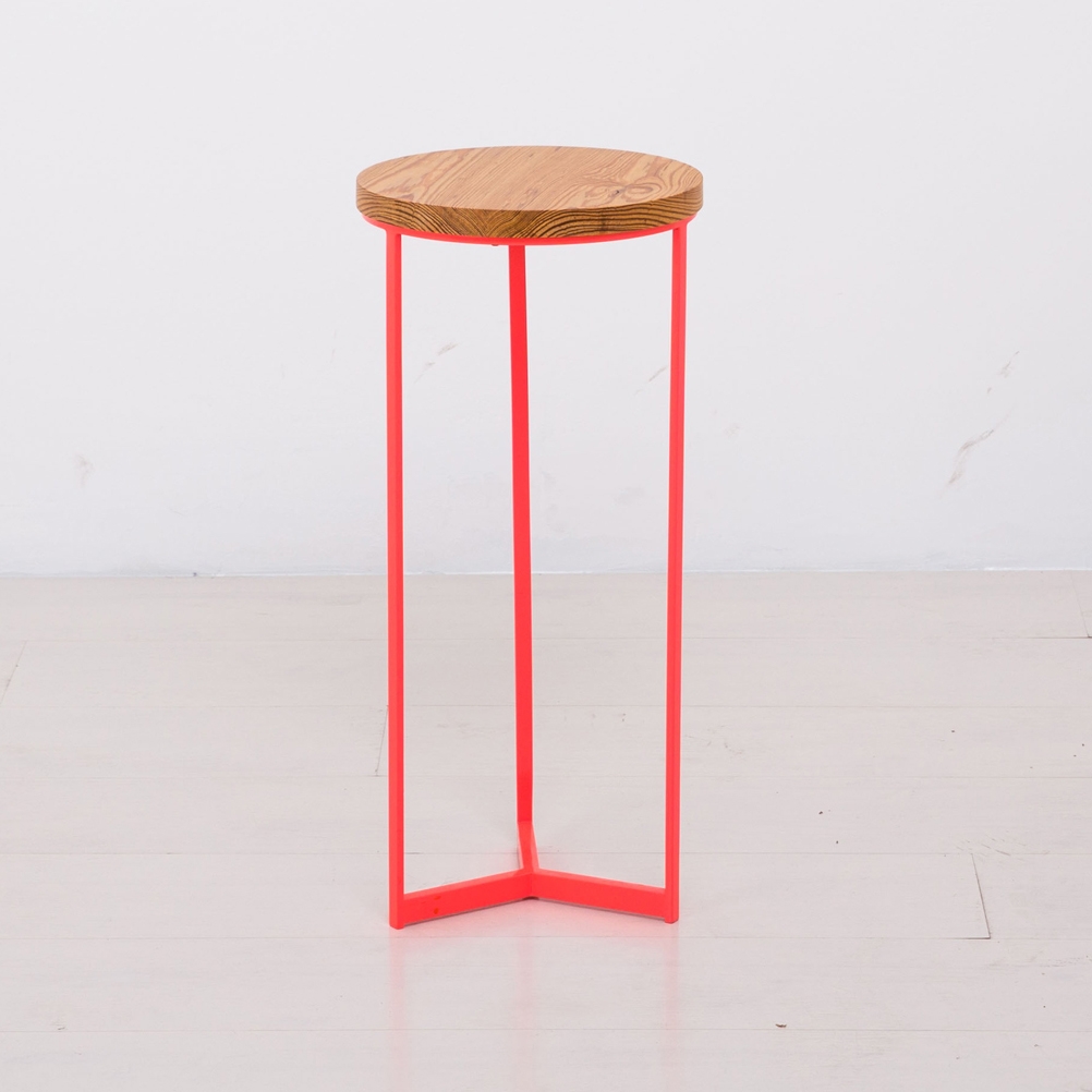 Mostra il prodotto Essentials Round End Table Large del produttore Uhuru Design