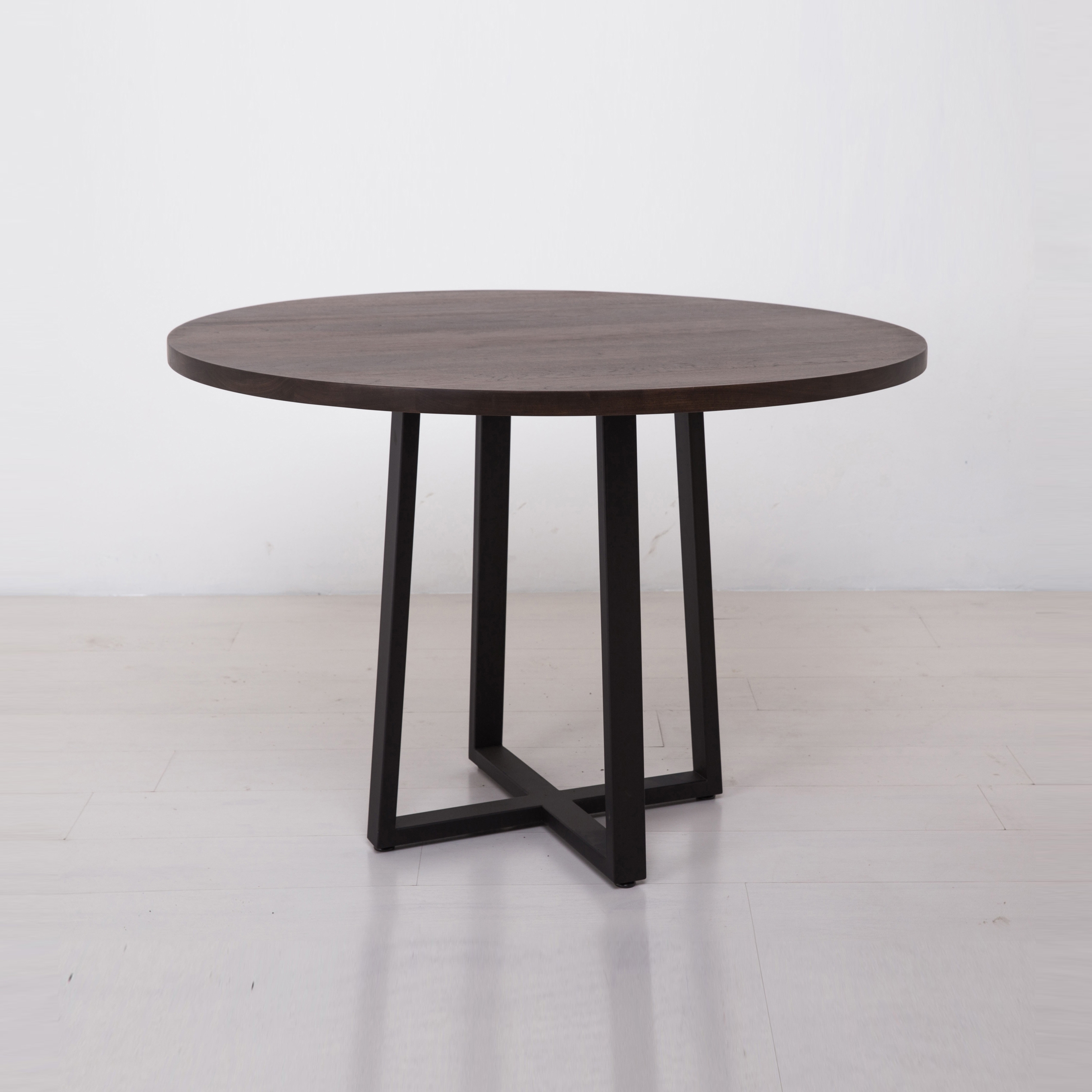 Mostra il prodotto Essentials Round Dining Table del produttore Uhuru Design