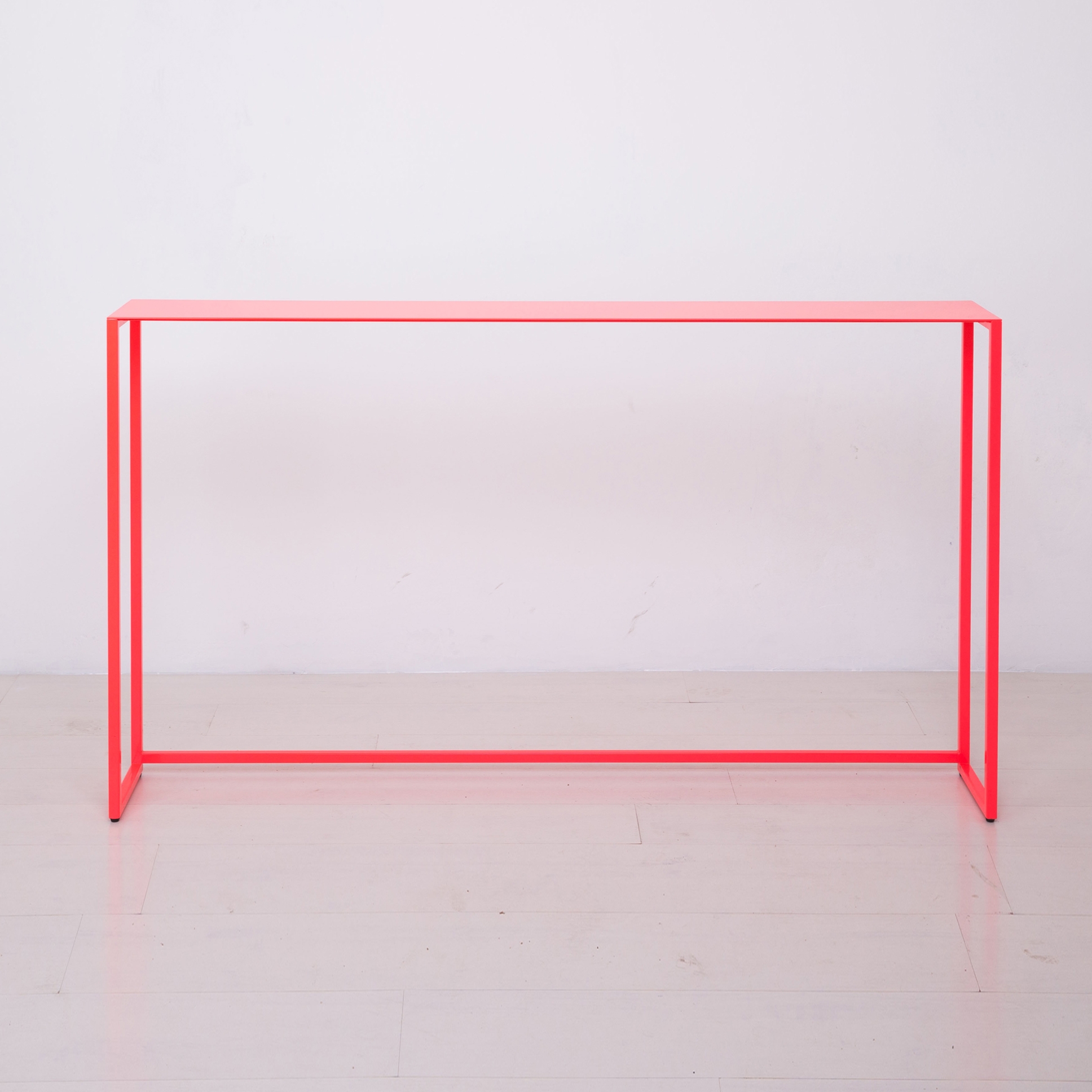 Mostra il prodotto Essentials Metal Console del produttore Uhuru Design