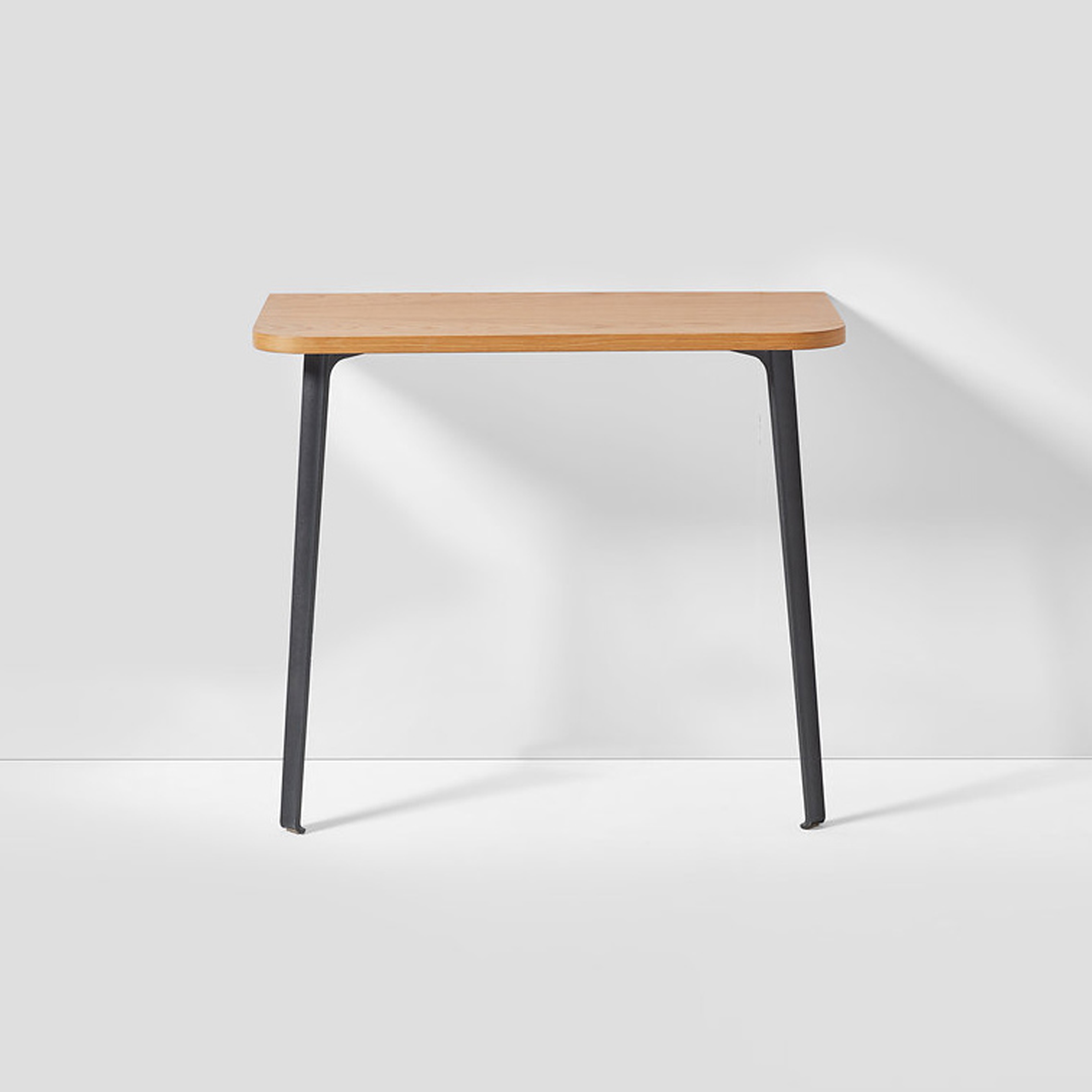 Afficher le produit Canteen Table Console du fabricant VG&P