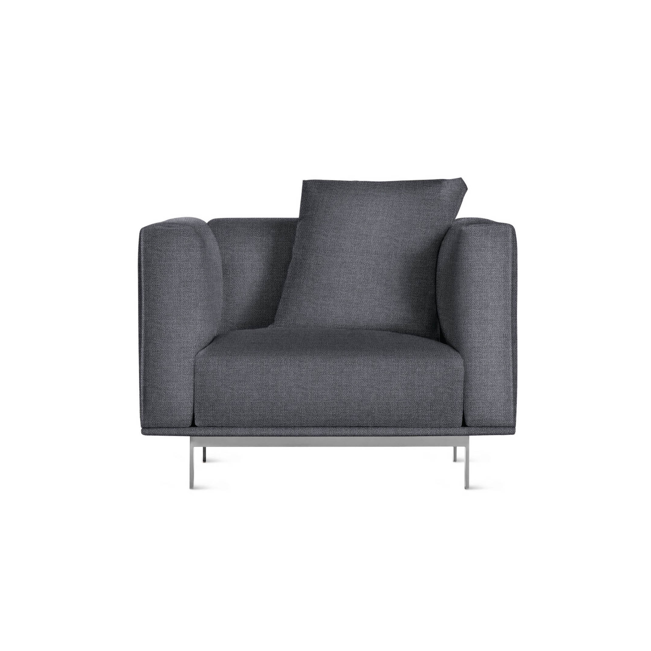Mostrar el producto Bilsby Armchair in Fabric del fabricante Design Within Reach