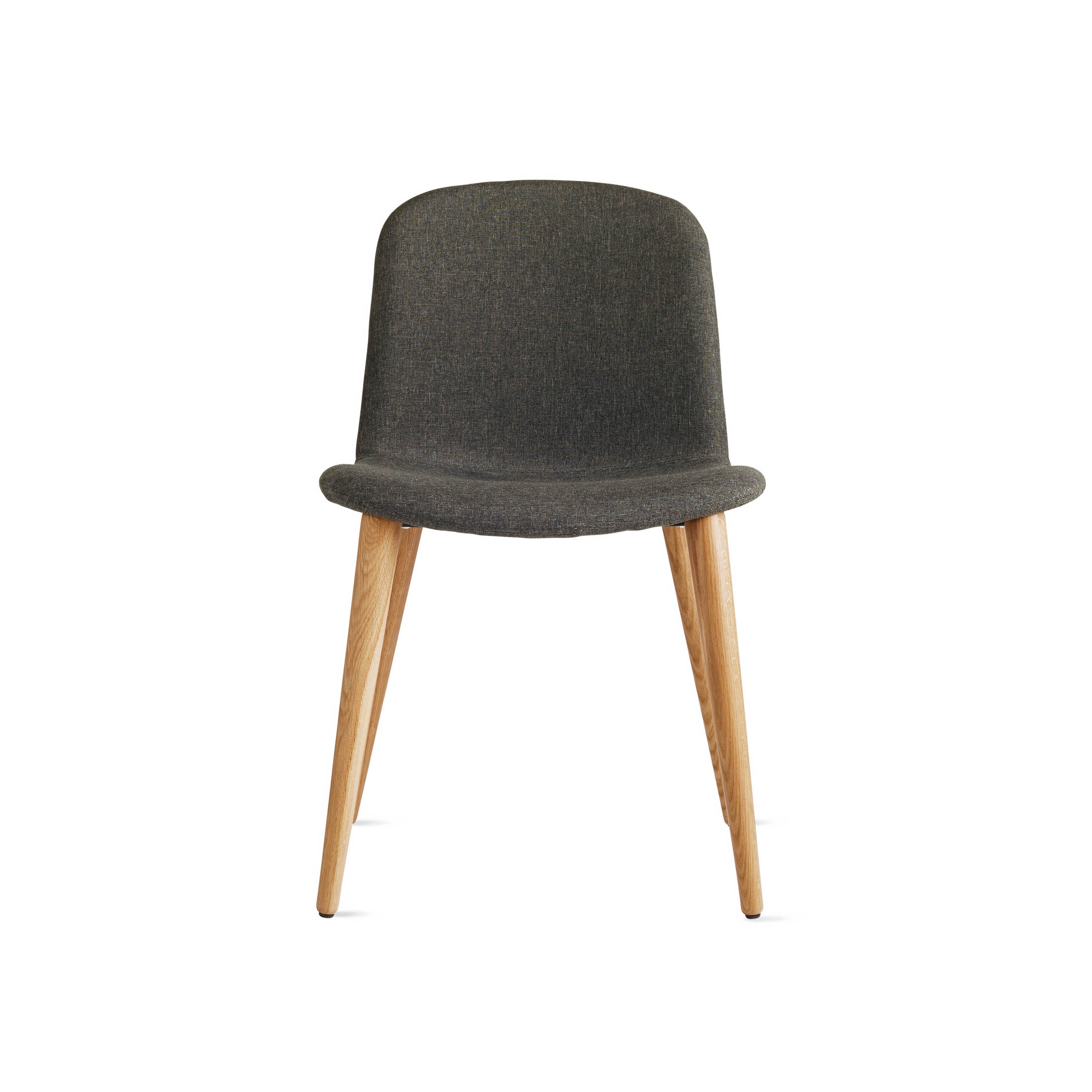 Mostra il prodotto Bacco Chair in Fabric | Oak Legs del produttore Design Within Reach