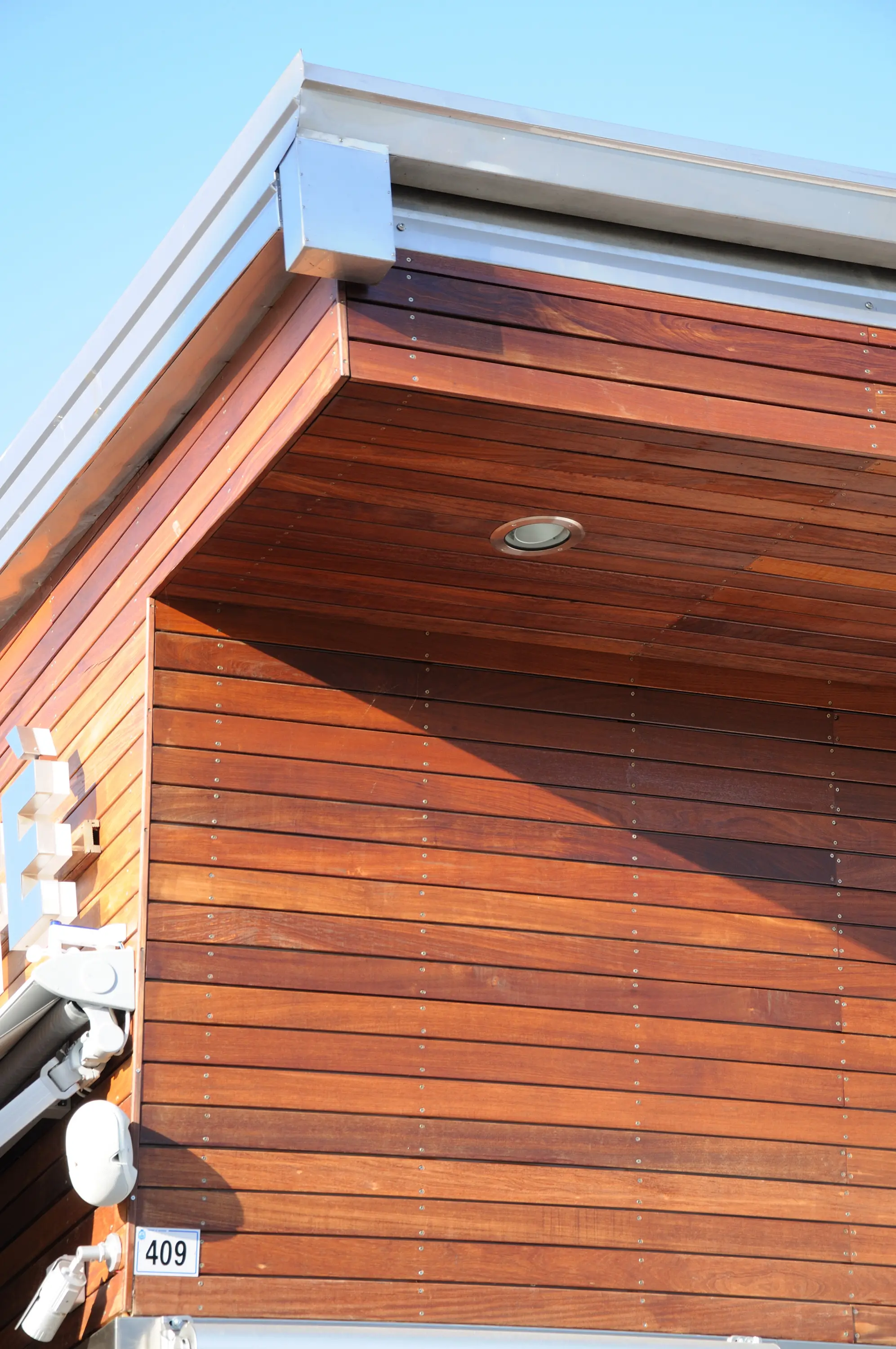 RAVAIOLI LEGNAMI - Cladding solid wood facade system with concealed milling