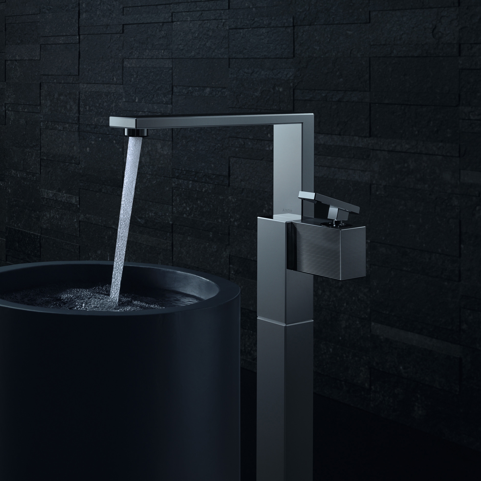Mostra il prodotto AXOR Edge | Single lever basin mixer floor-standing with push-open waste set - diamond cut del produttore AXOR