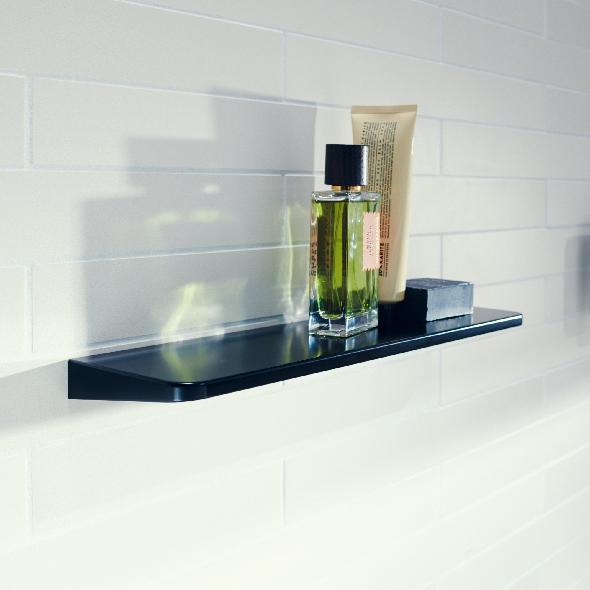Mostra il prodotto AXOR Universal Circular Accessories Shelf del produttore AXOR