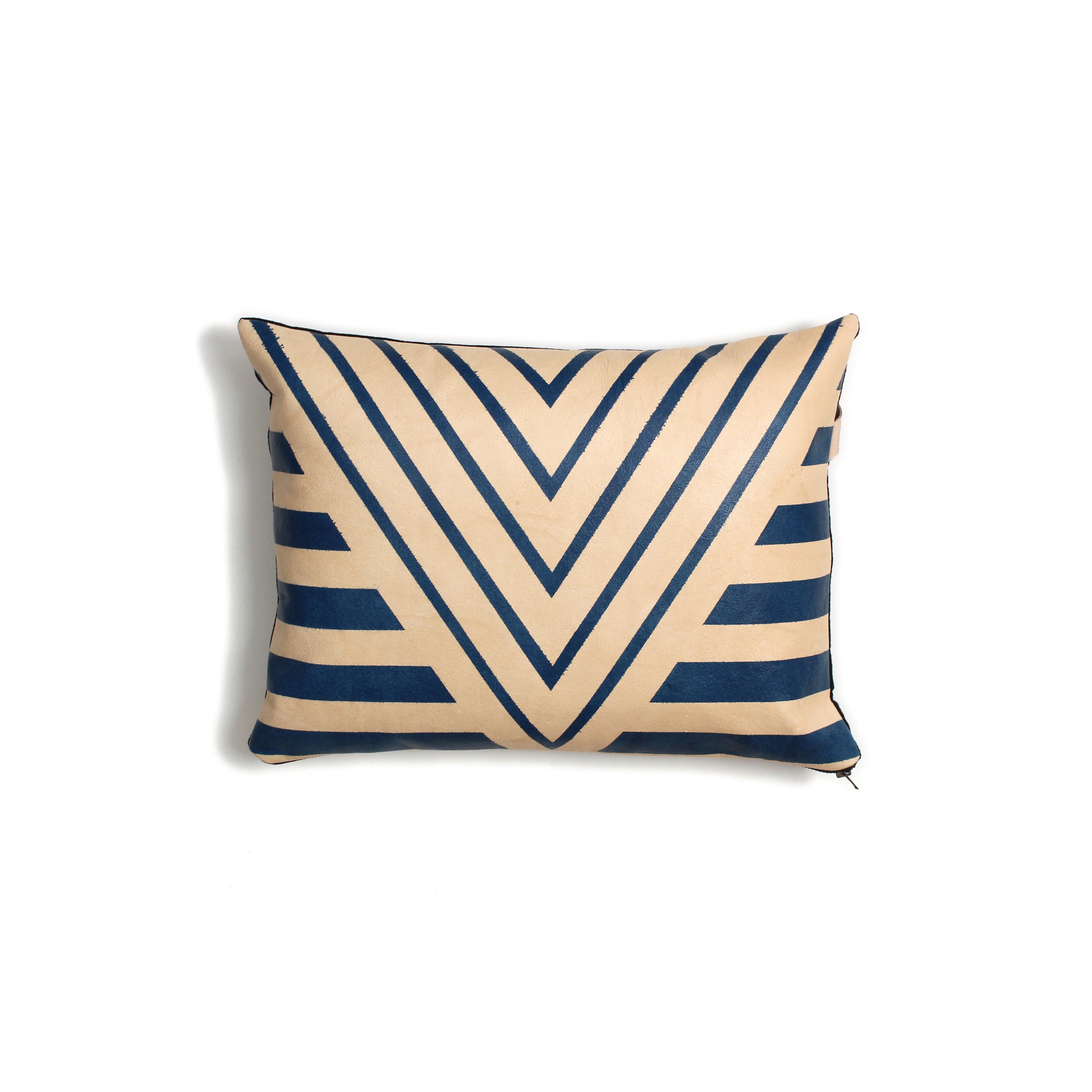 Mostra il prodotto Blue Geometric Leather Pillow - 12x16 del produttore AVO
