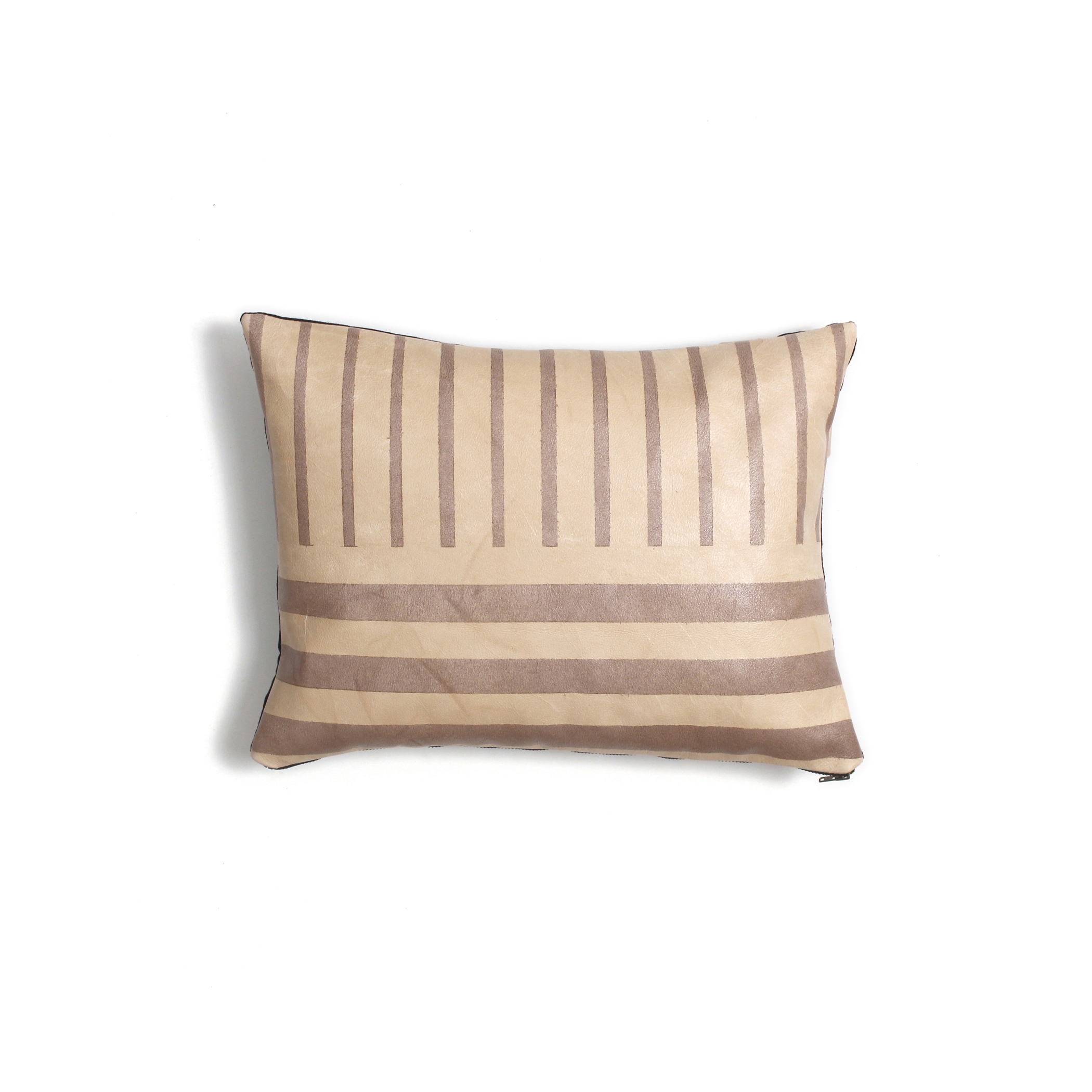 Mostra il prodotto Desert Sand Stripe Leather Pillow - 12x16 del produttore AVO