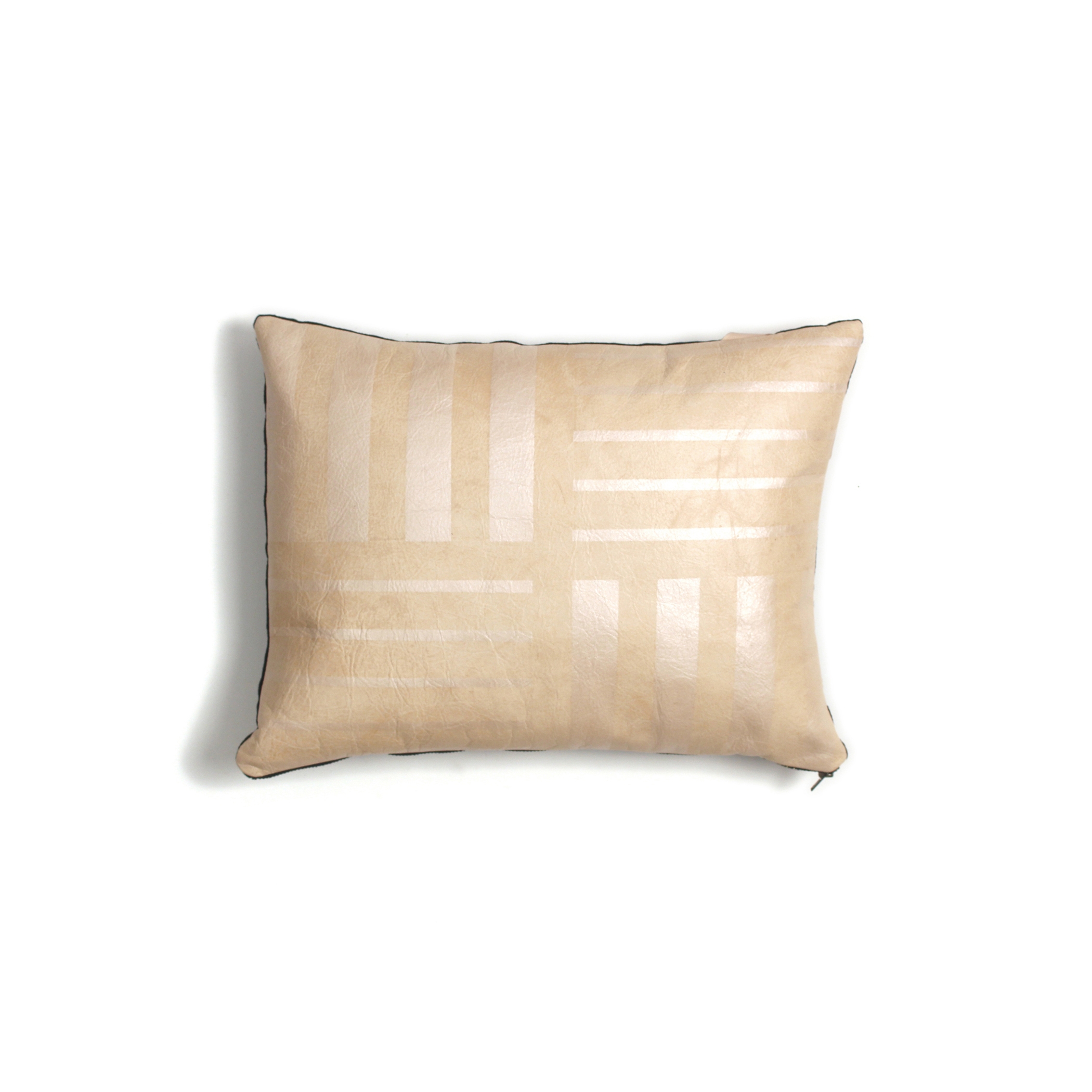 Mostra il prodotto Pearl Crosshatch Leather Pillow - 12x16 del produttore AVO