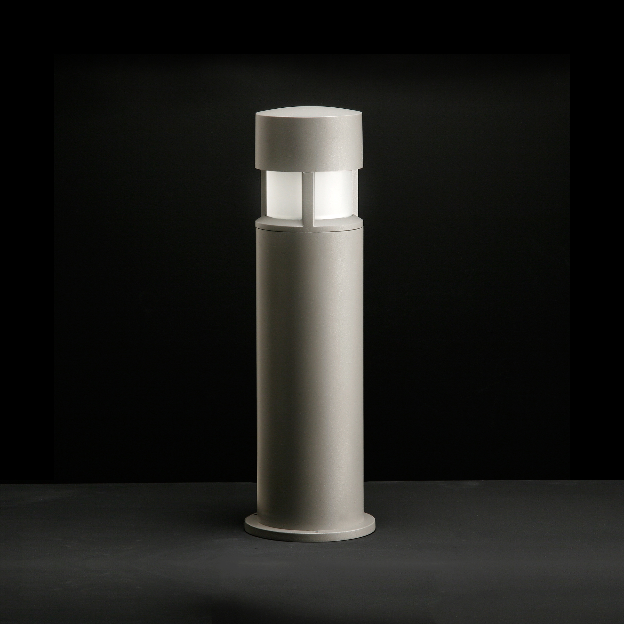 Vertoon produk Silvia on post /  H. 700 mm - Sandblasted Glass - 360° Emission van vervaardiger Ares
