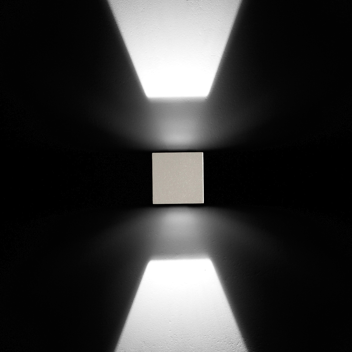 Vertoon produk Leo 80 Power LED / Bidirectional - Medium Beam 40° van vervaardiger Ares