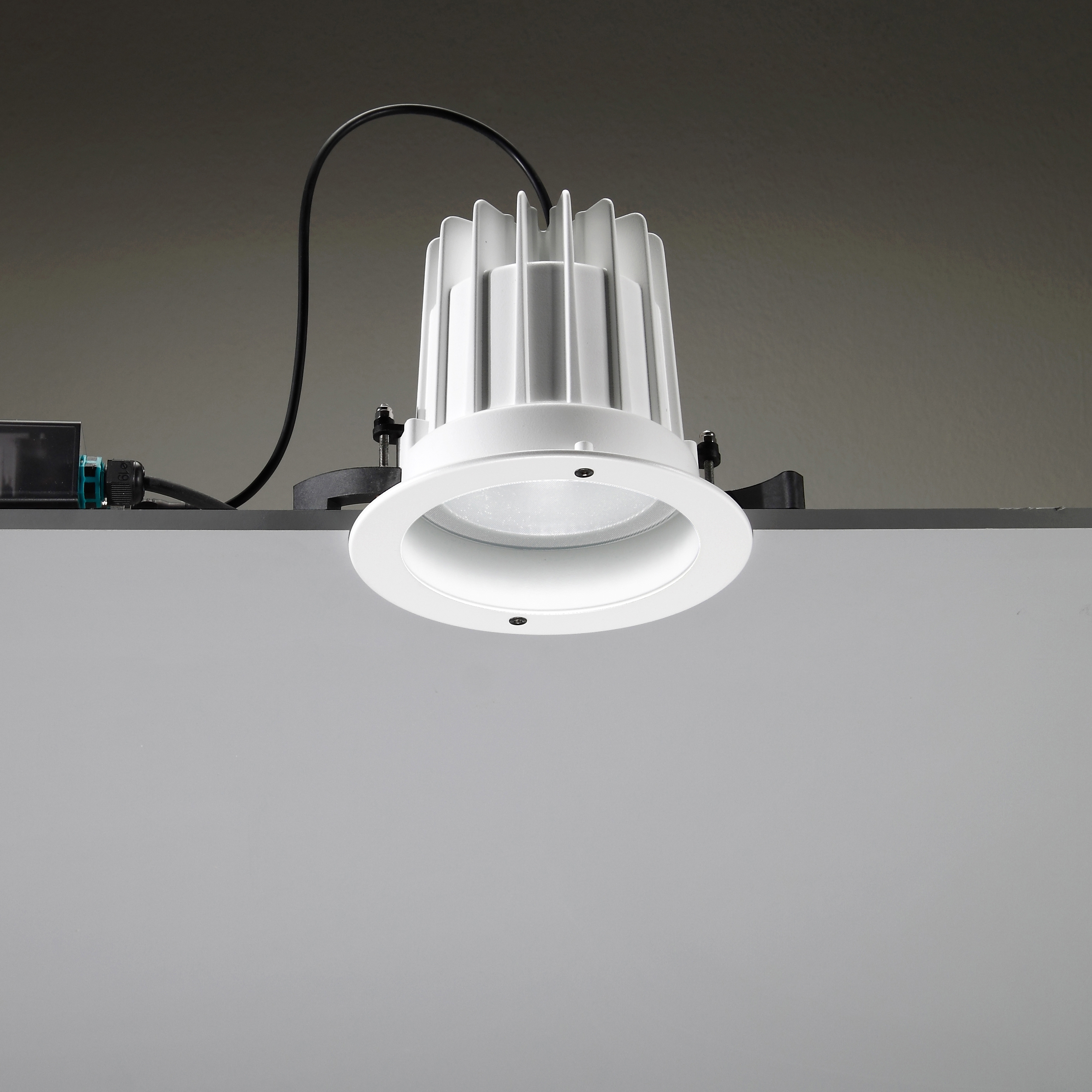 Display product Leila 165 CoB LED / Painted Frame - Asymmetric Optic 12° - Medium Beam 30° from manufacturer Ares