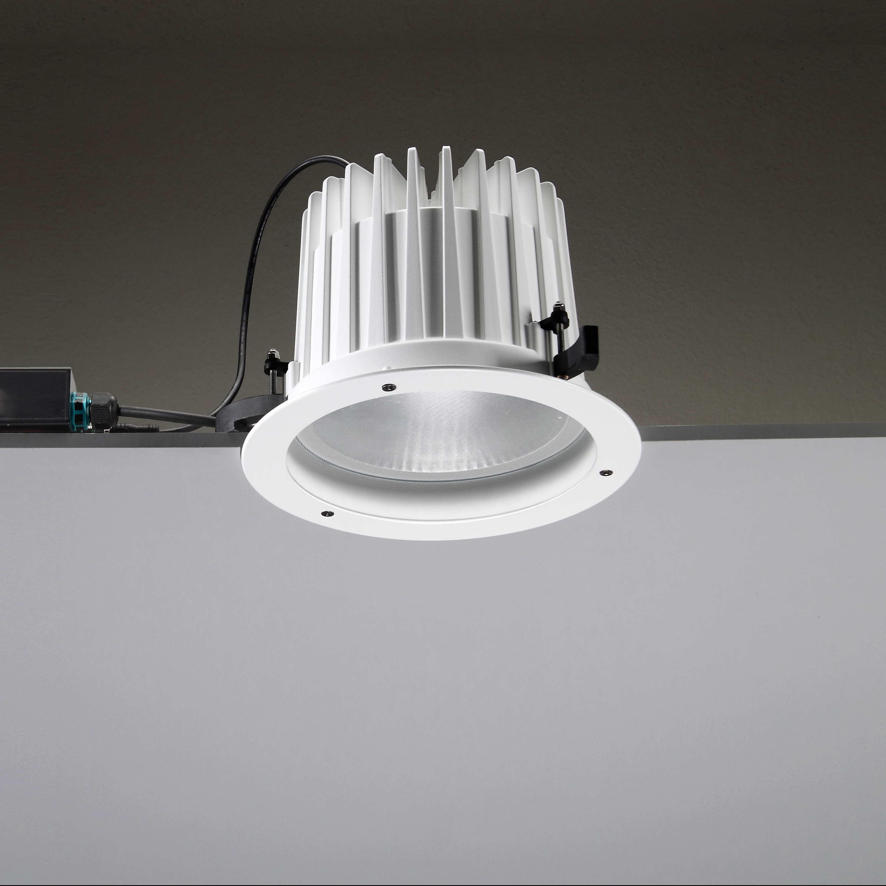 Afficher le produit Leila 225 CoB LED / Painted Frame - Wide Beam 45° du fabricant Ares