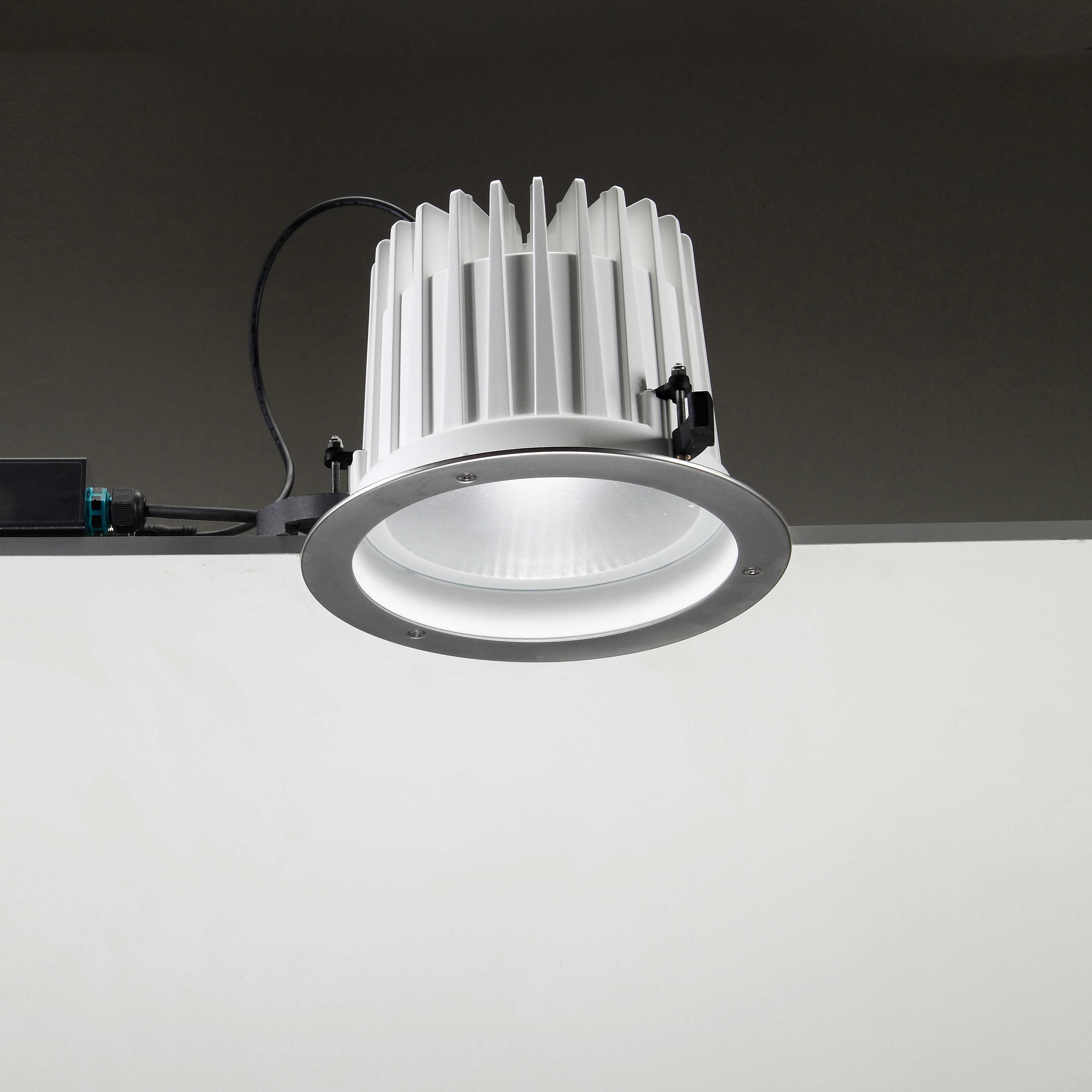 Display product Leila 225 CoB LED / Stainless Steel Frame - Asymmetric Optic 12° - Medium Beam 20° from manufacturer Ares