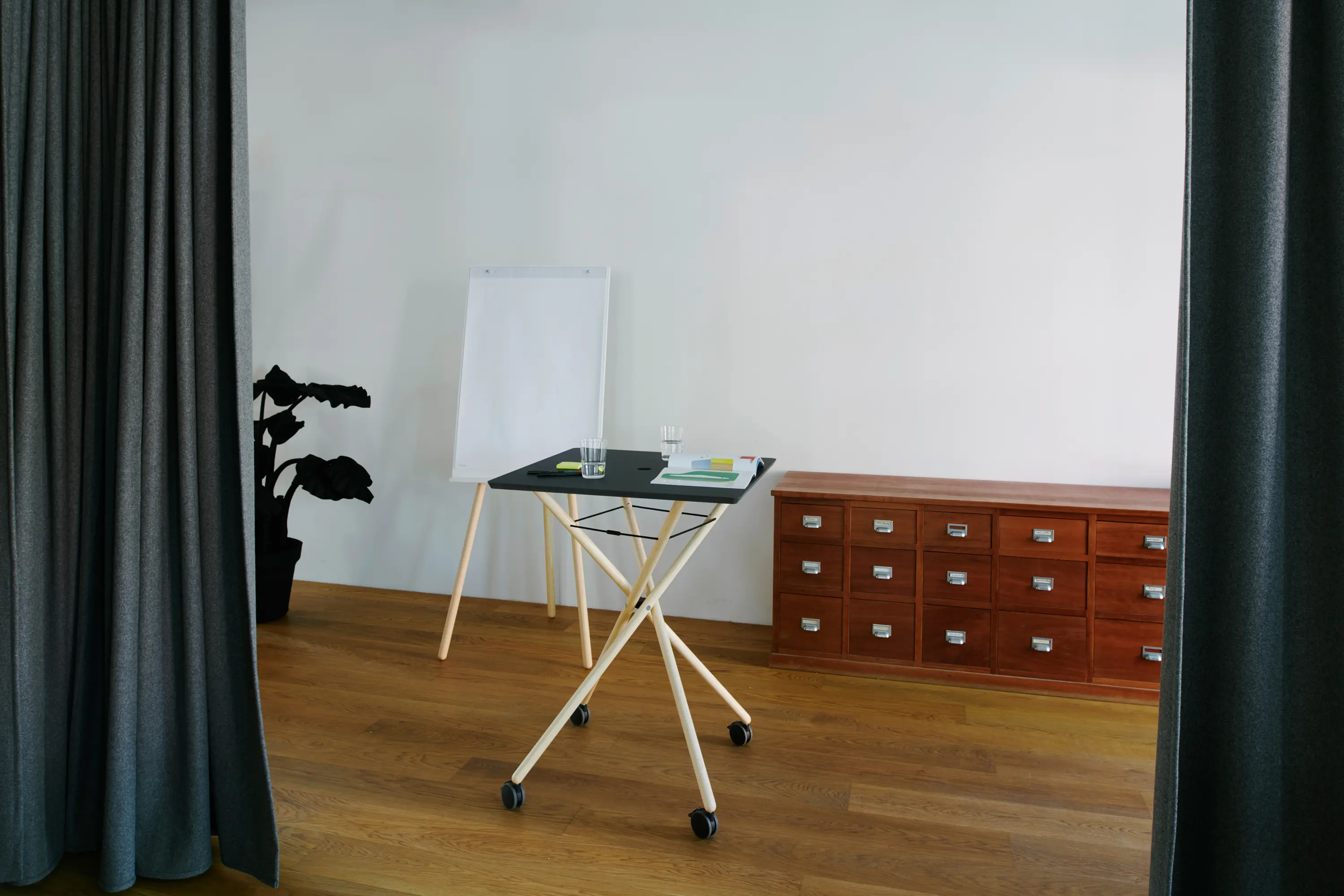 roomours - Link and Think | High table