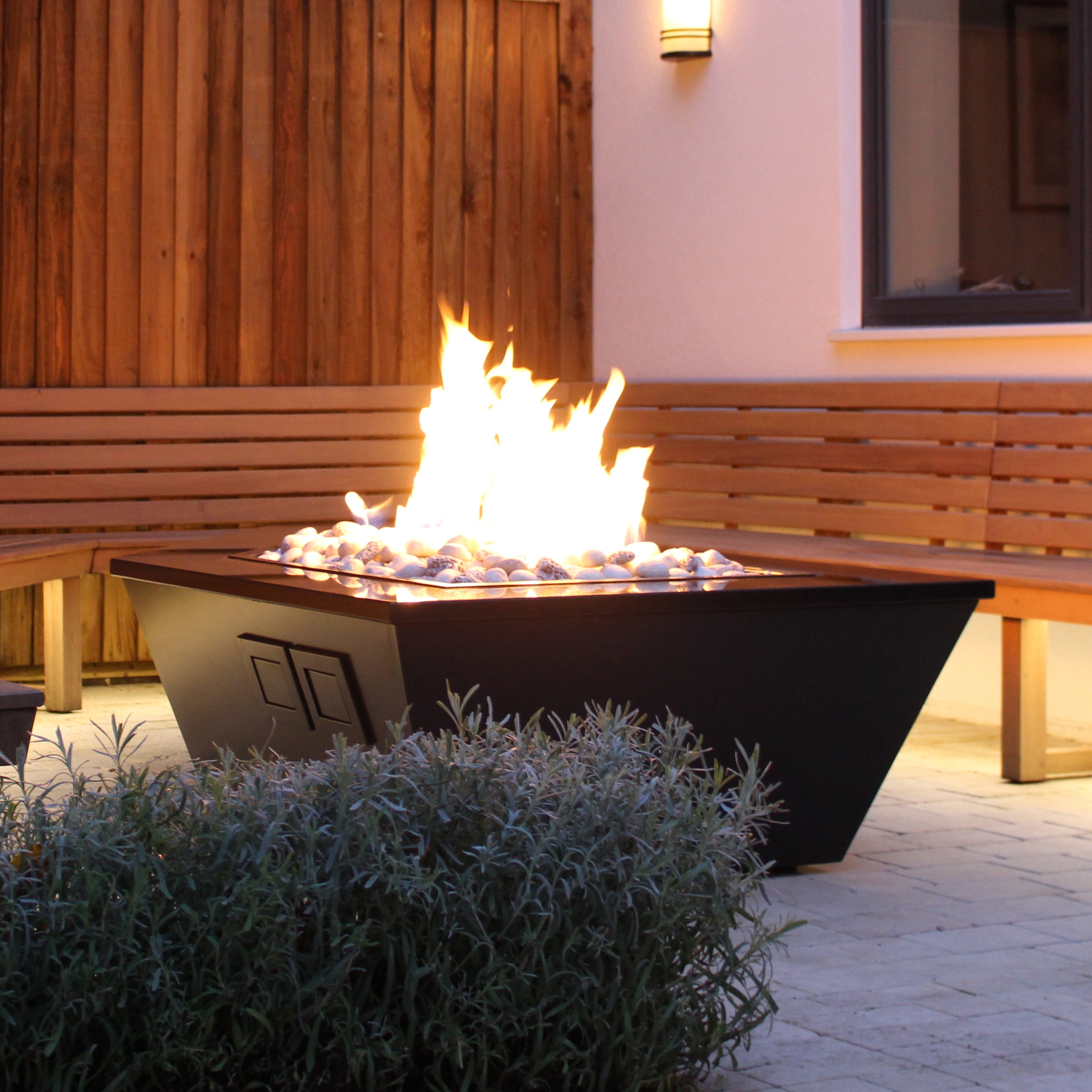 Afficher le produit Costume Made Fire Table du fabricant Rivelin