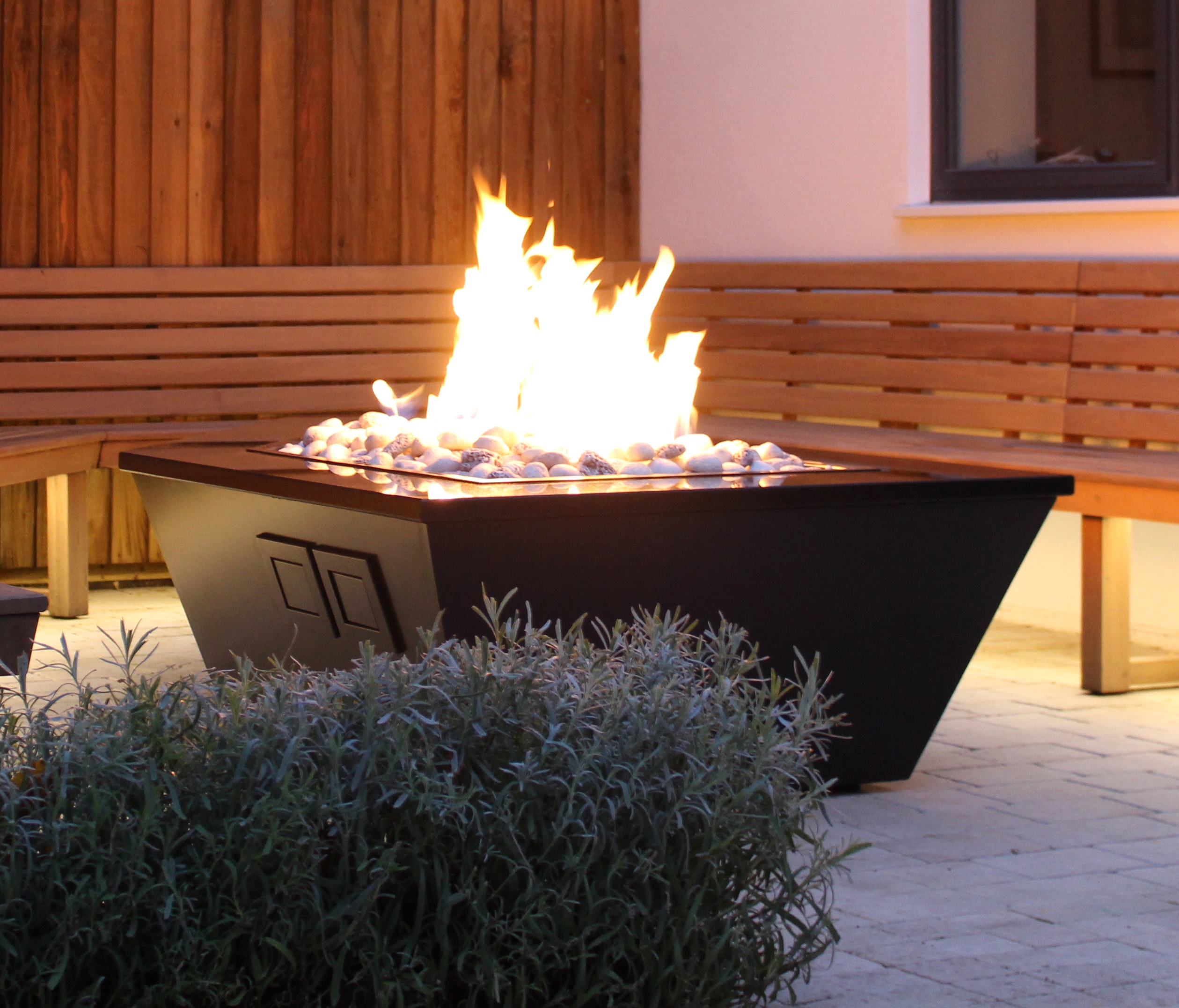 Produkt Costume Made Fire Table des Herstellers Rivelin anzeigen