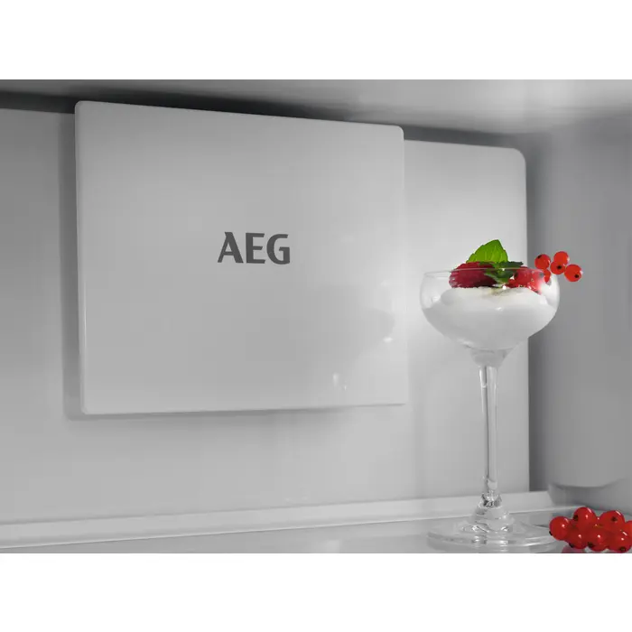 Electrolux Group - 7000 Greenzone Integrated Fridge Freezer 176.9 cm - White