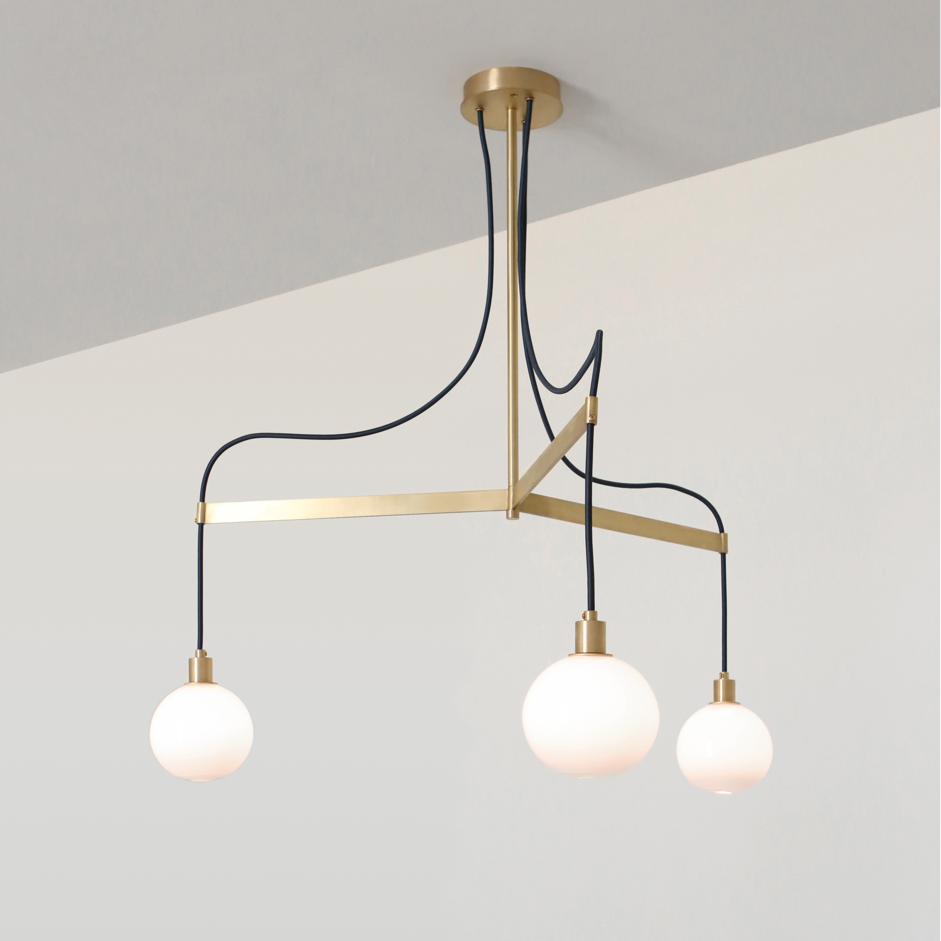 Mostra il prodotto Drape Arm 3 Pendant del produttore SkLO