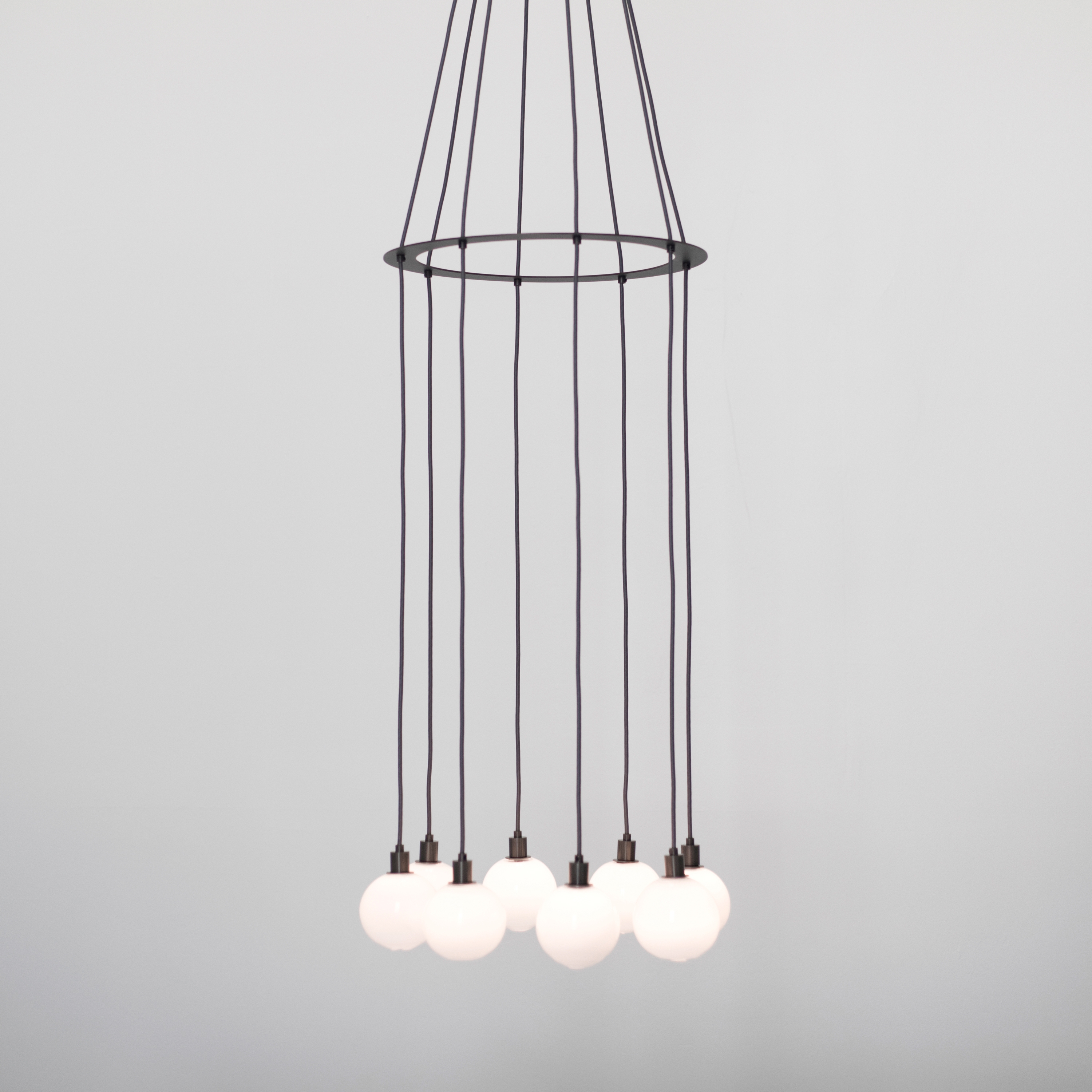 Mostra il prodotto Drape Circle 8 Chandelier del produttore SkLO