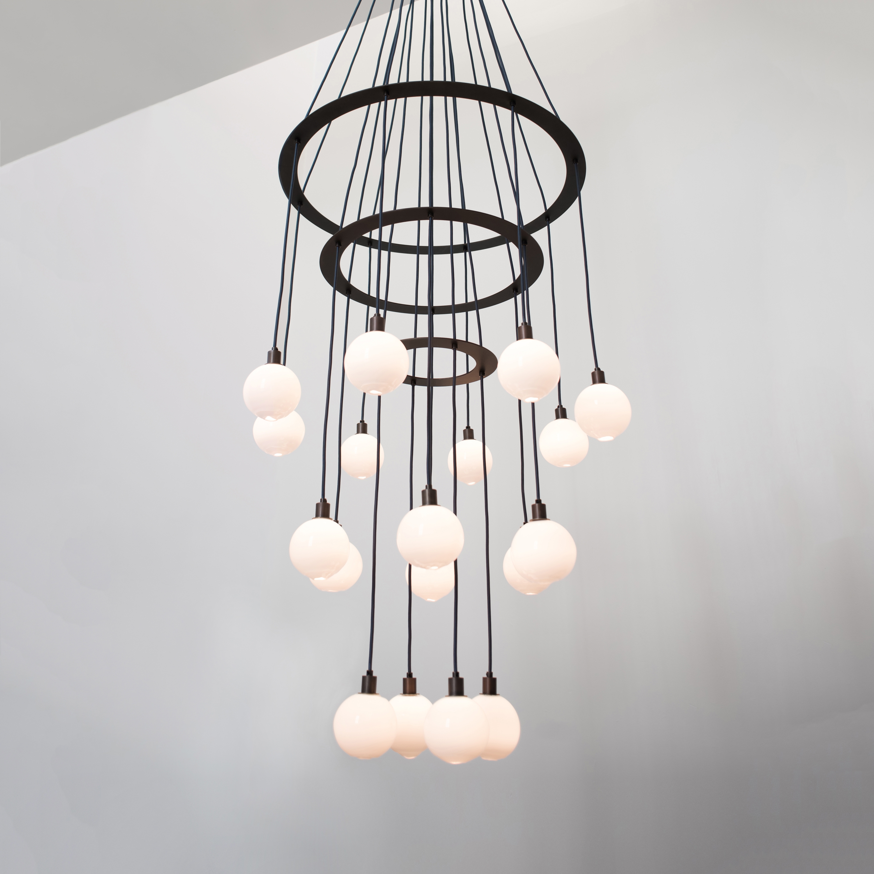 Mostra il prodotto Drape Circle 18 Chandelier del produttore SkLO