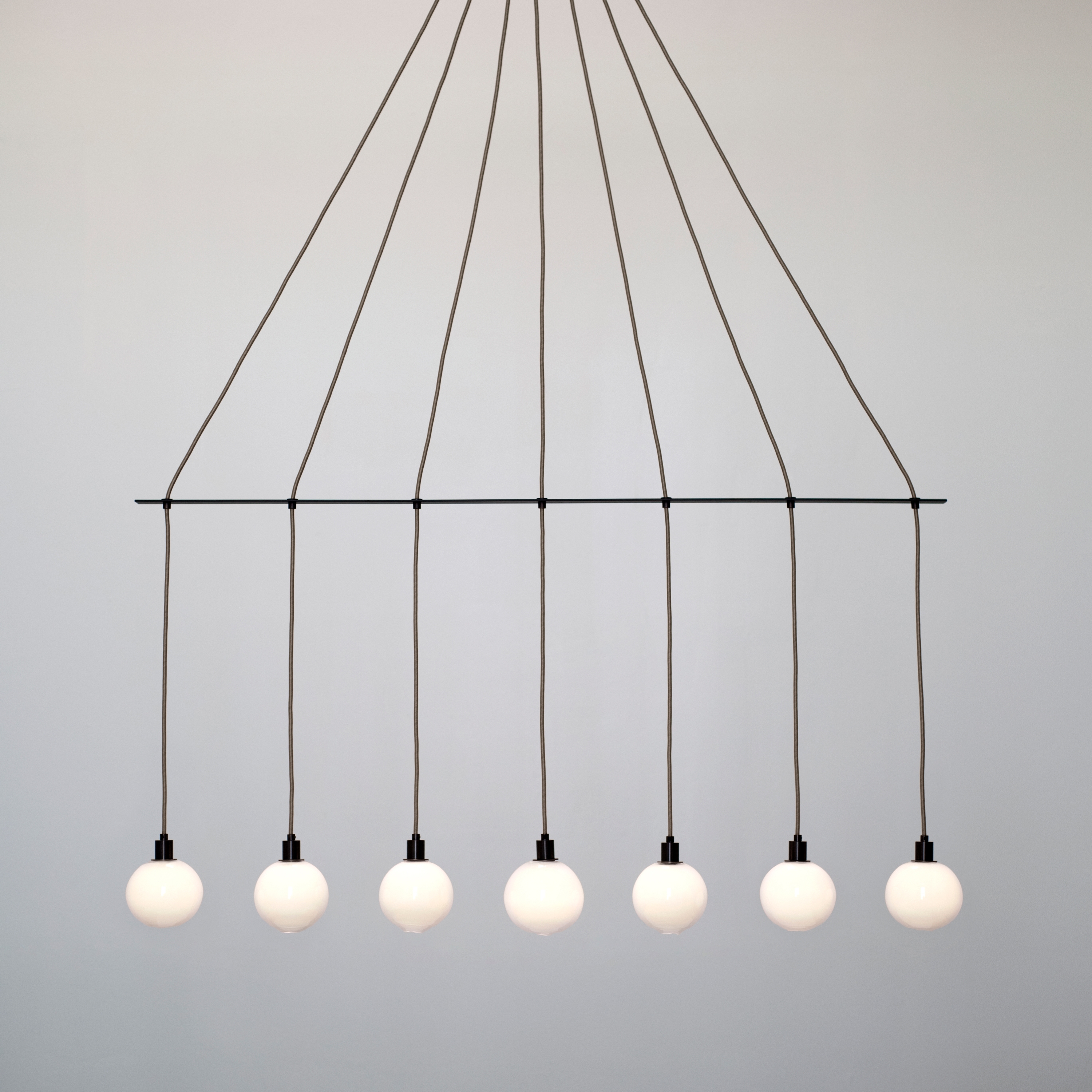 Mostra il prodotto Drape Linear 7 Chandelier del produttore SkLO