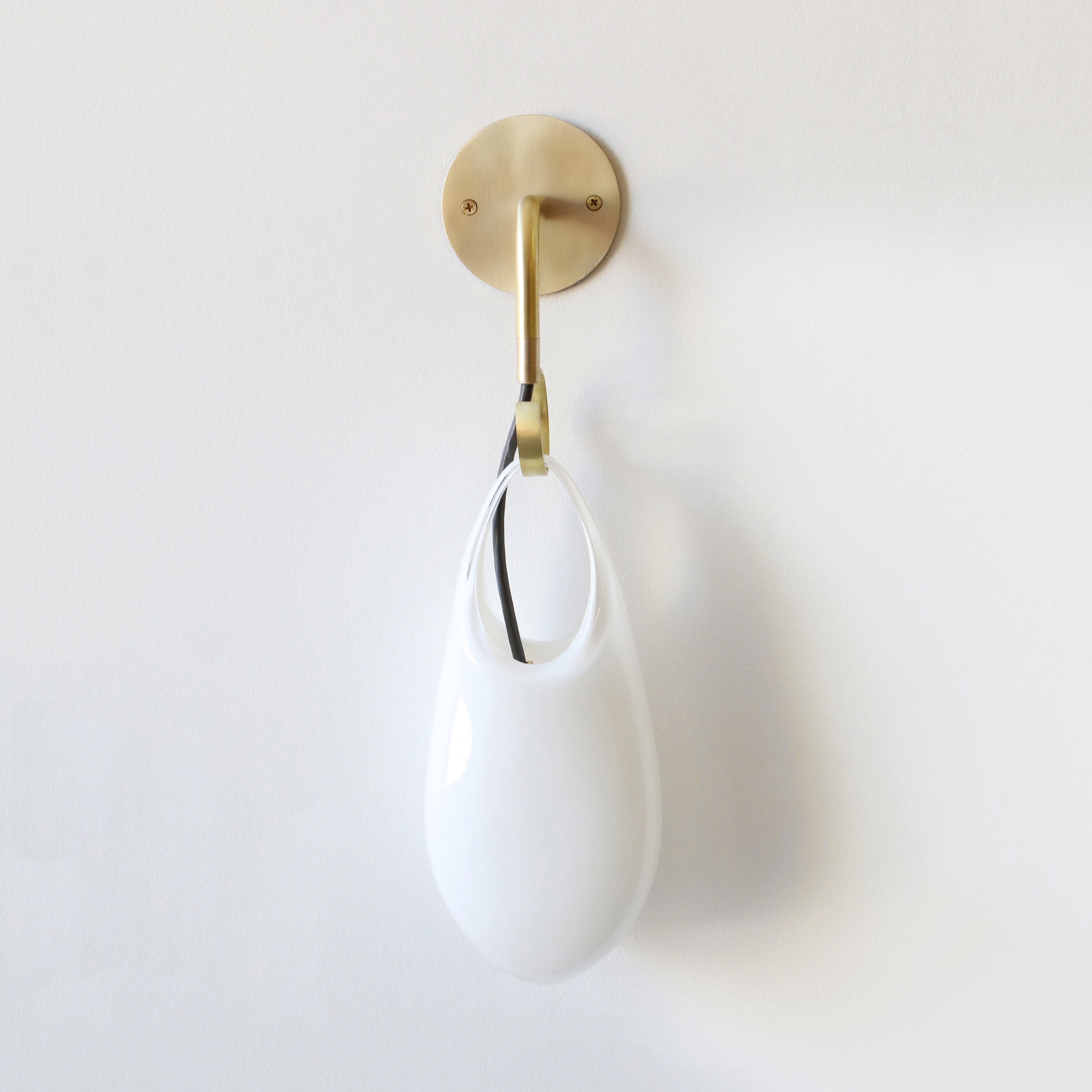 Mostra il prodotto Hold 12 Sconce Hardwired del produttore SkLO