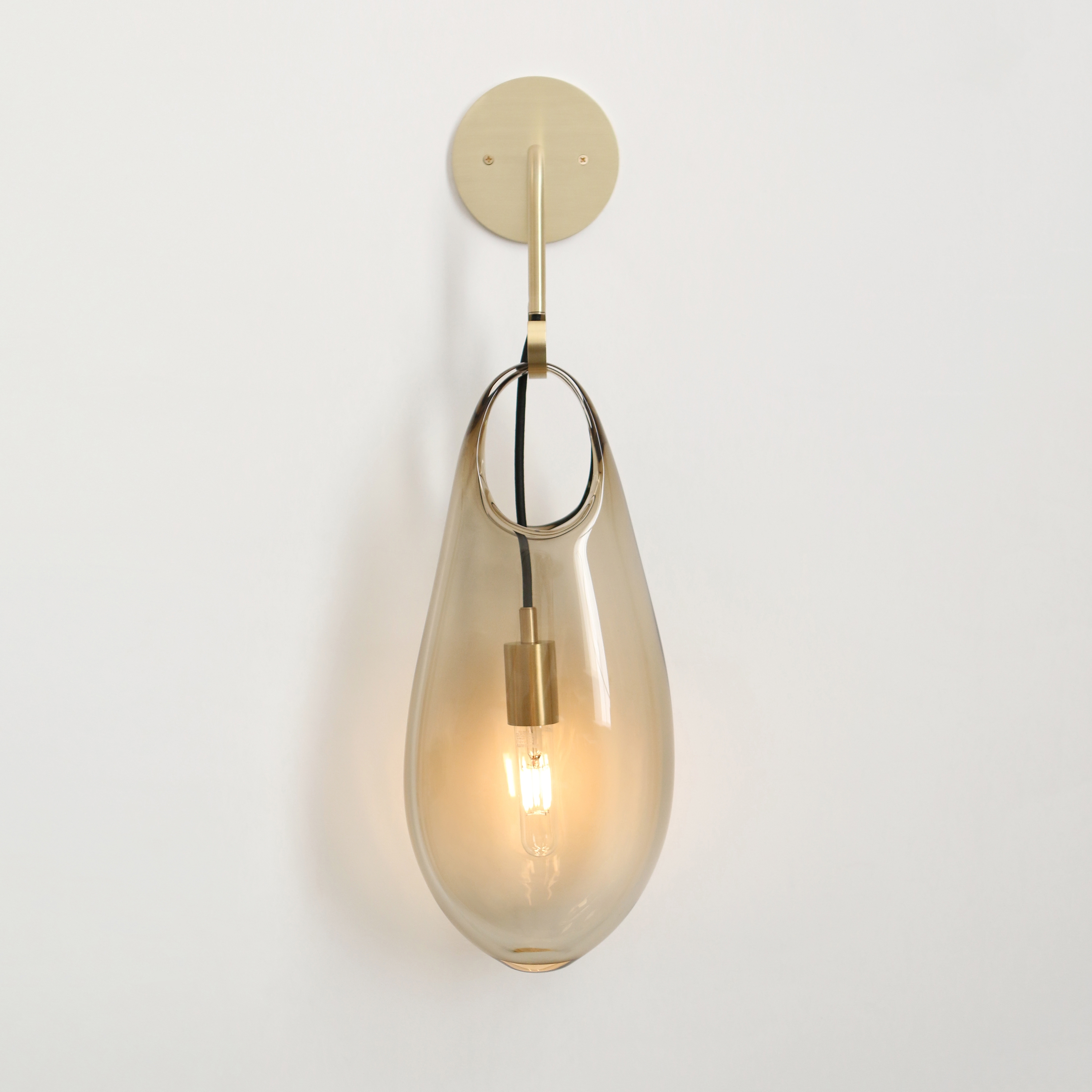Mostra il prodotto Hold 18 Sconce Hardwired del produttore SkLO