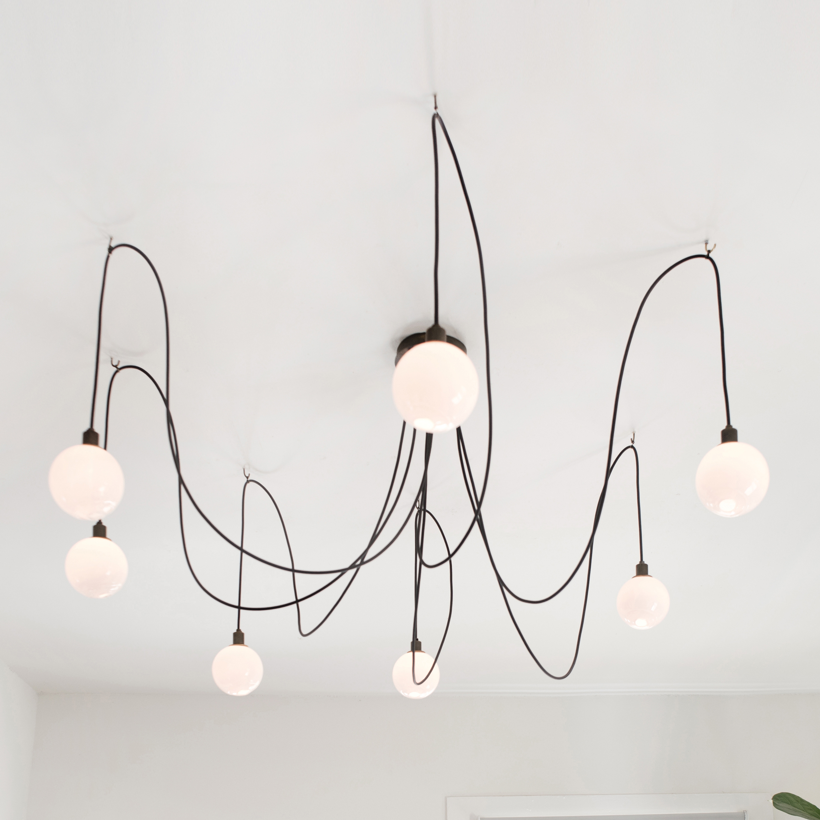 Mostra il prodotto Drape Hook 7 Pendant del produttore SkLO