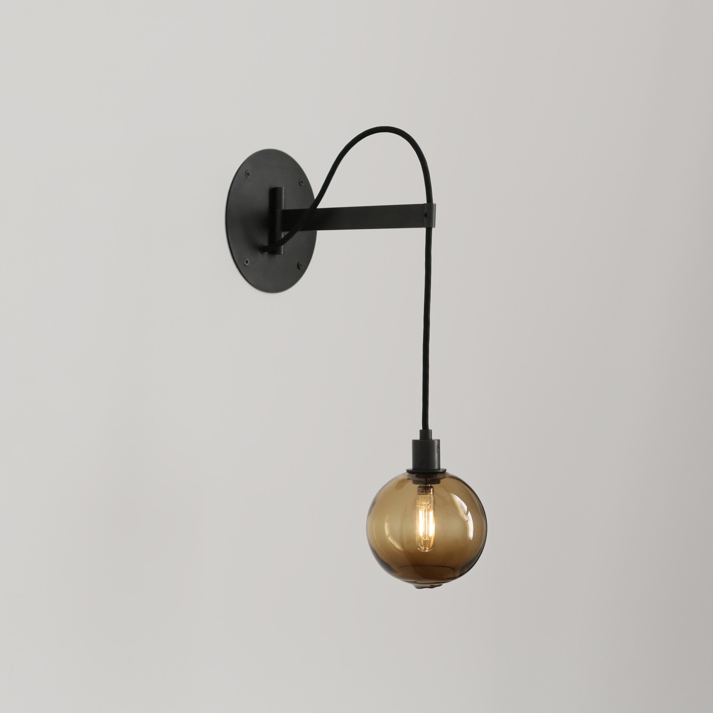 Mostra il prodotto Drape Arm 1 Sconce (4.5 In Glass / Short Arm) del produttore SkLO